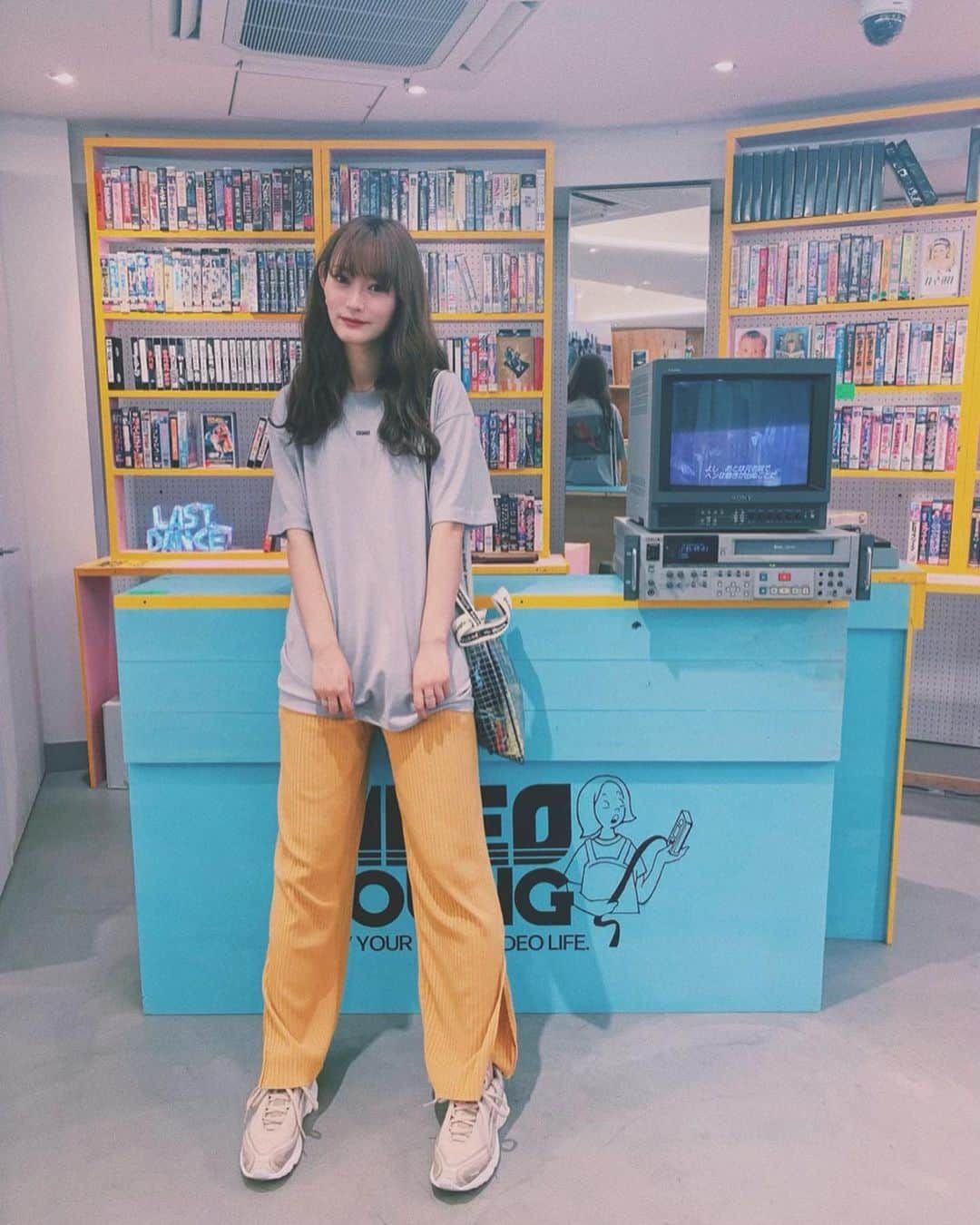 minan (lyrical school)さんのインスタグラム写真 - (minan (lyrical school)Instagram)「📼 𝕍𝕀𝔻𝔼𝕆 𝕐𝕆𝕌ℕ𝔾 📼﻿ ﻿ @skinwrapsaroundtheworld のteeシャツ🌈🌈﻿ デニムも好きだけど、#リブパンツ も好き~！﻿ ﻿ ﻿ 本日から7/17まで、新宿のBEAMS JAPANにて﻿ リリスクとBEAMSのコラボストアOPENしてます✔️🗼﻿ お店もグッズたちも可愛すぎるのでぜひ遊びに来てね ❤︎ ﻿ 私もお店番する日あります🍕🥰﻿ ﻿ ﻿ #reebok #リーボック #sneakers #スニーカー #daytona﻿﻿ #ビューティフルピープル #クリアバッグ #サコッシュ #PVCバッグ﻿ #skinwrapsaroundtheworld ﻿ #ootd #私服」6月28日 21時41分 - _manybooks_