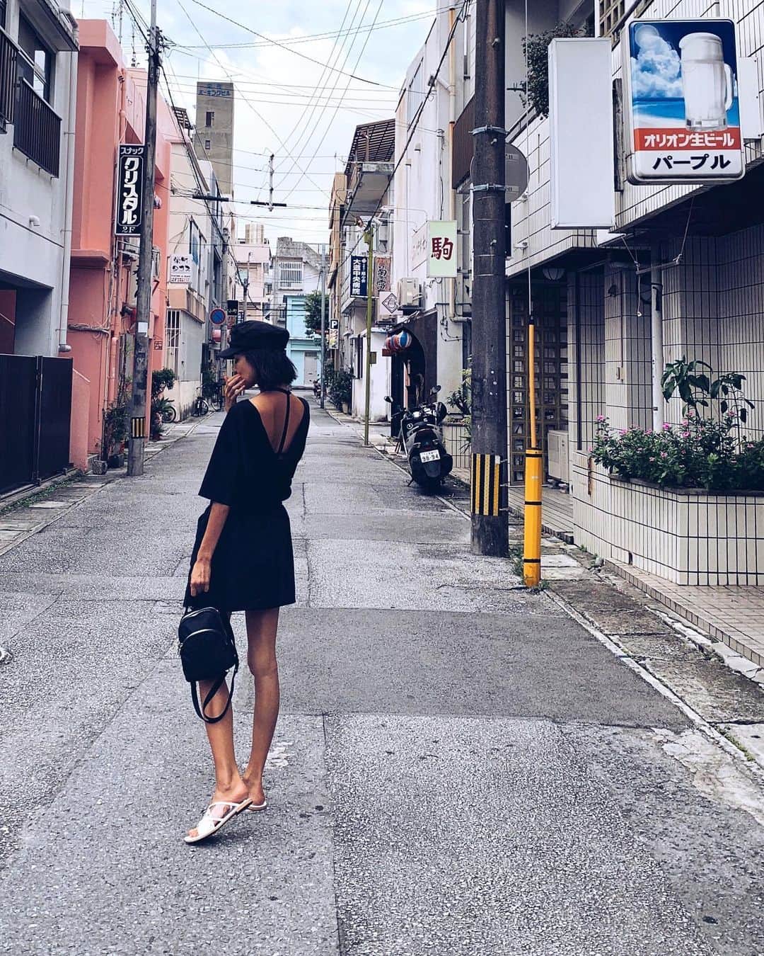 ALISA MATSUMURAさんのインスタグラム写真 - (ALISA MATSUMURAInstagram)「Style:) keep it simple…😎 . モノトーン🖤 珍しくスカート🖤 来月のRULAHの新作です🖤 . 今日は東京のお世話になってる方から 私が沖縄に居るのを知ってわざわざ サプライズでディナーを予約してくれてて ビックリ😭🎂🎁💕 ありがとうございます🙏 . ディナーまで時間あって ゆかとぷらぷら🚶‍♀️🚶‍♀️ 沖縄のこのghettoな感じ大好き。 オリオン生ビールの看板かわいい🍻 . あー。幸せ。 . #RULAHコーデ#RULAH_official#沖縄#今日は那覇ディナー#OKINAWA#ありがとう#モノトーンコーデ#スカートコーデ#大理石サンダル再販します#」6月28日 21時42分 - alisa_raw