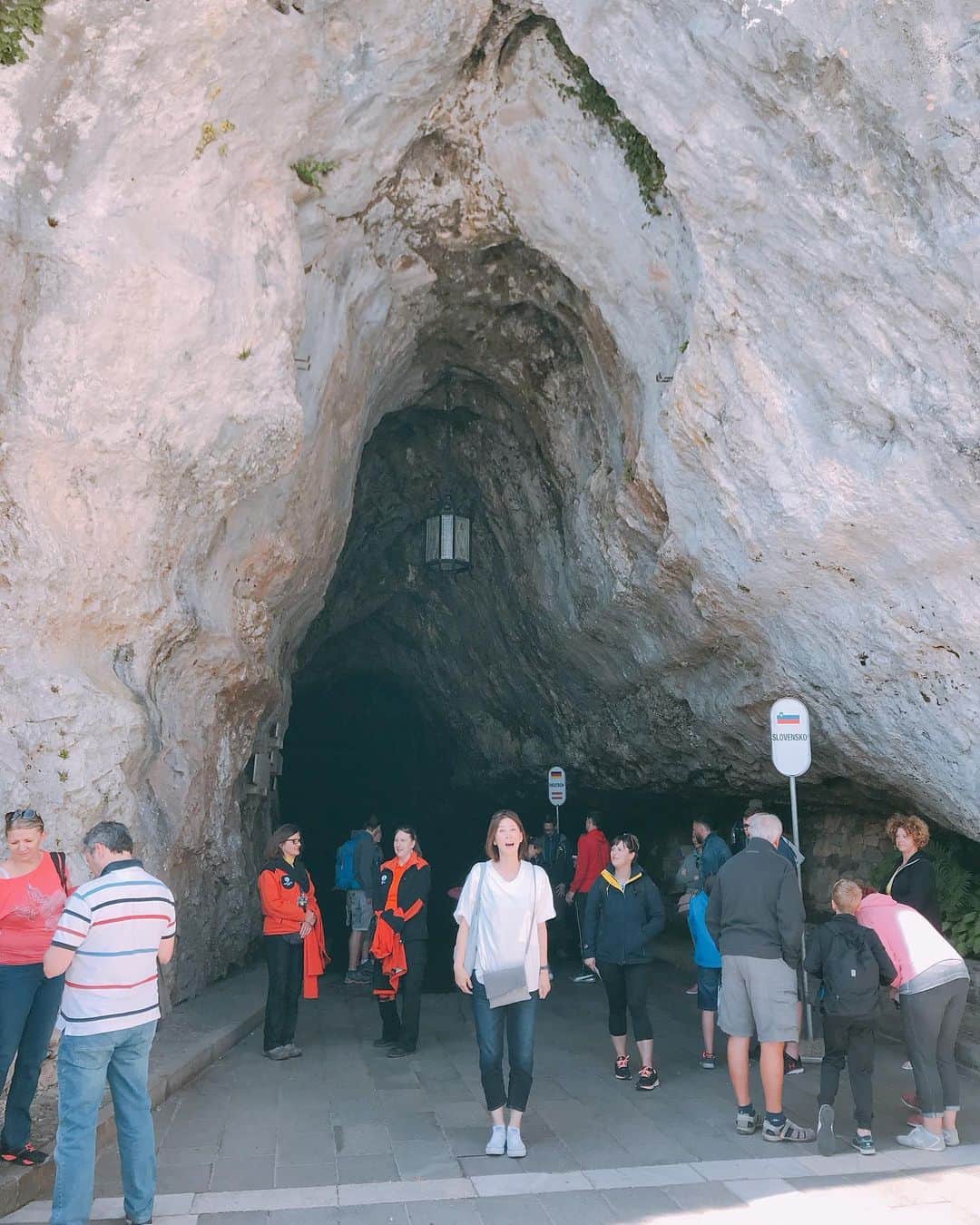 益子直美さんのインスタグラム写真 - (益子直美Instagram)「ヨーロッパは記録的な猛暑で、昨日イタリアでも40℃に！ 涼しいところへ逃げようということで、 スロベニアのPostojna Caveに観光に行ってきました！ 規模が大きすぎて、写真をどう撮っていいかわからなかった！ 鍾乳洞の中にトレインが走っていて、身震いするほど寒い！ ユニクロのライトダウンでは足りないくらい。 夏でも冬でも、10℃だそう。 暑さをしのぐには最高でした！  #postojnacave #ポストイナ鍾乳洞  #スロベニア  #slovenia」6月28日 21時52分 - naomi.masuko