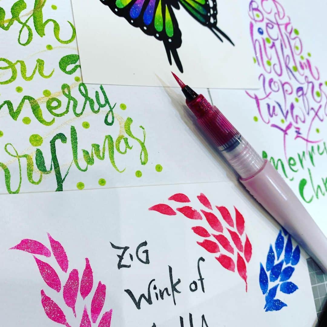のインスタグラム：「ZIG Memory System WINK OF STELLA Brush. Color me fantastic! #ZIG #kuretake #STELLA #WINK #color #winkofstellabrush #wreath #christmas #brushlettering #ステラブラッシュ」
