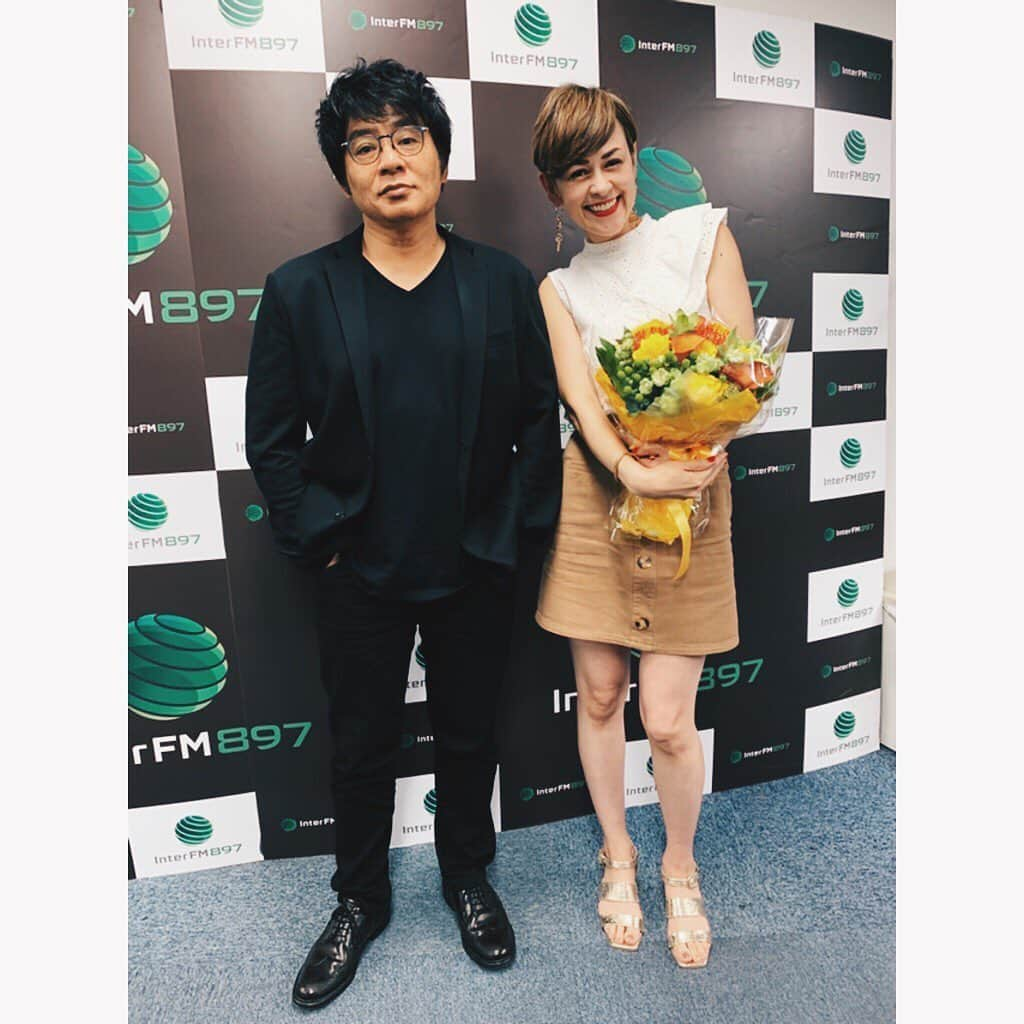 ASKAさんのインスタグラム写真 - (ASKAInstagram)「InterFM897「Happy Hour! 」の最終回に、ゲスト出演させていただきました！トムセン陽子さんがパーソナリティを務めるこちらの番組。最終回という貴重な回に、ASKAが出演させていただきました。 . コンサートには必ず足を運んで下さるトムセンさん 音楽を心から愛するトムセンさん いつも太陽の様な笑顔の持ち主トムセンさん . 5年間、本当にお疲れ様でした！！！ #aska #aska_official  #interfm #happyhour #happy_inter #トムセン陽子 #最終回のゲスト #呼んでいただき #ありがとうございました #番組オフィシャル写真を #撮影している横から #撮影したのが #2枚目です #トムセンさんをイメージしたブーケ  #お疲れ様でした #あっという間に時間が過ぎてしまい  #話し足りない感もありましたが #これからもよろしくお願いします」6月28日 21時45分 - aska_official921