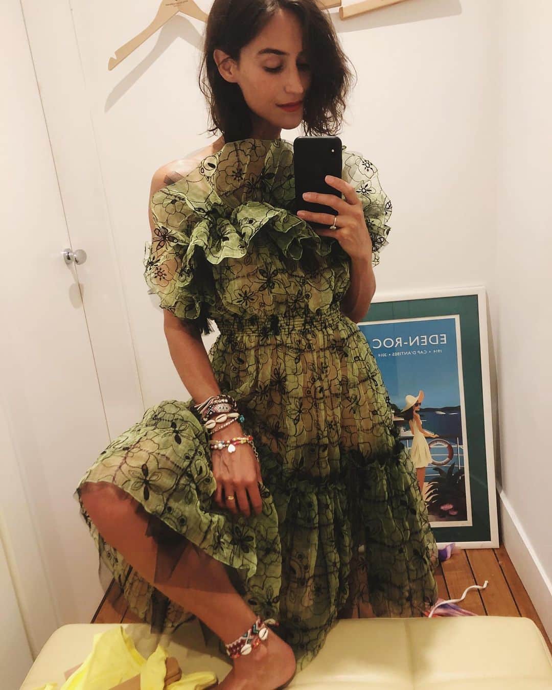 ダニジョーのインスタグラム：「All dressed up for FRIDAY 🙌🏼 tap to shop @danielleasnyder’s favorites #TGIF」