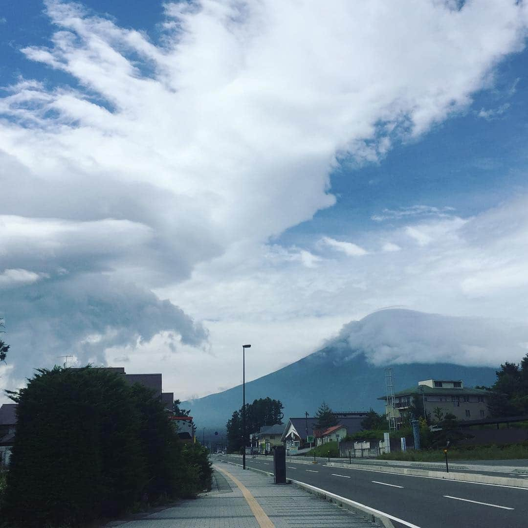 ほうとう 富士の茶屋のインスタグラム：「こんばんは、富士の茶屋です🗻 ・ 台風は過ぎたもののこちら雨風はあまりなく、富士山がきっと守ってくれていて有難い限りです☺️ 今朝は傘をかぶった姿も見えました。空気が綺麗で、山肌が美しく見えていました😊 ・ #ほうとう#富士の茶屋#富士山#🗻」