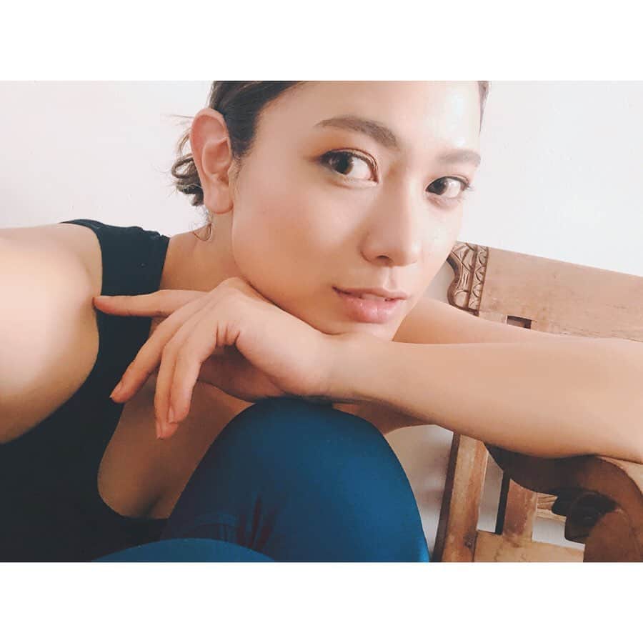 金城優華のインスタグラム：「カラーに一目惚れした﻿ adidasのレギンス。﻿ ﻿ ﻿ アイメイクにも さり気なーく同じカラー入れて﻿ 密かにリンク。﻿ ﻿ ﻿ #NYX のパレット﻿ やっぱり優秀♥﻿ 発色良いからテンション上がる!!﻿ しかも めちゃくちゃハードなトレーニングしても 色ほとんど落ちない!! ﻿ ﻿ どうせ落ちるから﻿ スッピンでトレーニング事が 多いんだけど﻿ こういう楽しみ方も﻿ たまにはありかなって。﻿ ﻿ ﻿ ﻿ #金城優華﻿ #フィットネス #ママ﻿ #メイク  #待って。今週トレーニングウェアしか来てない」