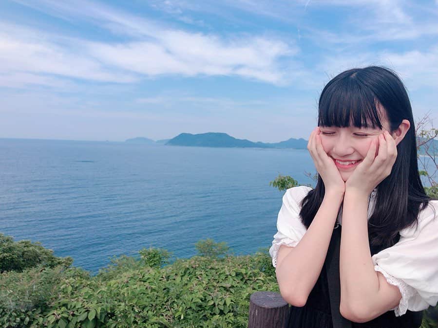 今村麻莉愛のインスタグラム：「. ラストの投稿です♪ お付き合いありがとうございます( ⸝⸝⸝¯ ¯⸝⸝⸝ )♡ ・ トトロの森を抜けたらとっても綺麗な風景が待ってました✨ ・ たくさん坂道登ってよかった😅💕 ・ ・ #糸島 #インスタ映え  #インスタ映えスポット  #hkt48 #今村麻莉愛」