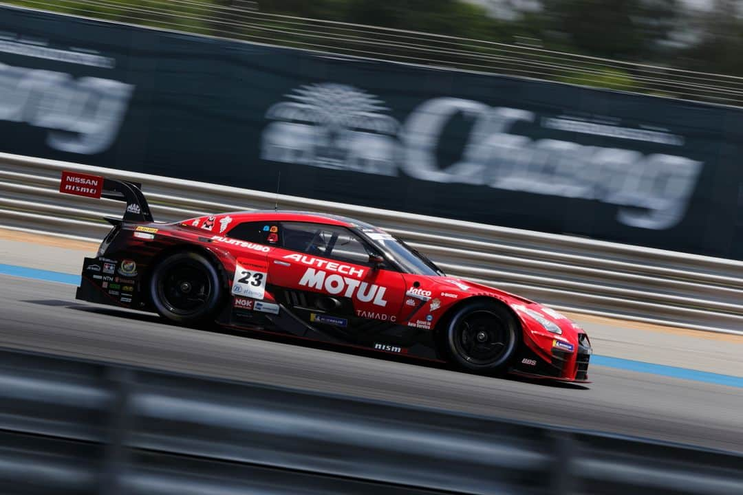 MOTUL Japanさんのインスタグラム写真 - (MOTUL JapanInstagram)「【2019 SUPER GT ROUND4】 6/29（土）〜6/30（日）にタイにあるチャン・インターナショナル・サーキットでSUPER GT　ROUND4が開催されます。 . チャン・インターナショナル・サーキットはタイのブリーラムにあるサーキット。2013年にSUPER GT戦として2年間の開催契約が結ばれ、2014年10月4日、5日にこけら落としであるSUPER GT第7戦が行われました。2018年からはMotoGPも開催されています。 . ちなみに、タイは道路が日本と同じ左側通行で、日本車率が8割を超えているという分析結果があるそうです！ . .※写真は昨年の第4戦 参戦時のMOTUL AUTECH GT-R!!! . #motul #motuljapan #エンジンオイル #engineoil #メンテナンス #車 #車好きと繋がりたい #エンジン #バイク #バイク好きと繋がりたい #モチュール #車好き #バイク好き #オイル交換 #mactools #高性能オイル #エンジンオイル交換 #300V #300V2 #gt #supergt #supergt2019 #サーキット #race #レース #レース好きと繋がりたい #モータースポーツ #suzuka  #round4 #gtr」6月28日 22時00分 - motuljapan