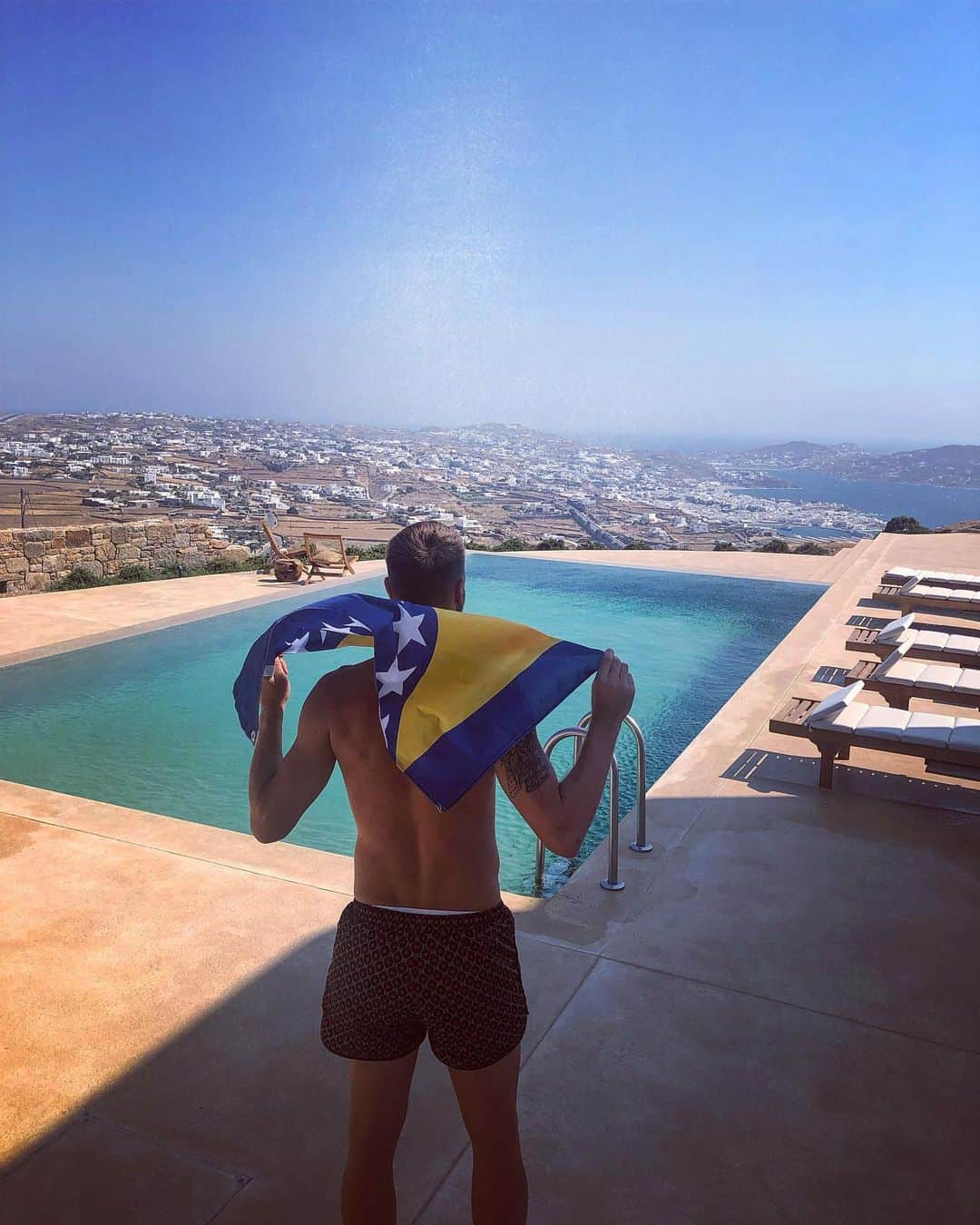 エルミン・ビチャクチッチさんのインスタグラム写真 - (エルミン・ビチャクチッチInstagram)「”Representing all around the world 🇧🇦” Thank You Mykonos for the Love and amazing time 🙏🏼! Thx to my frero @thejaourney for taking care of us and making it unforgettable! 😘 - #mykonos #vacation #iamout #iwillbeback #unforgettable #bestmemories #allthewayup #godisgreat #thatway」6月28日 21時54分 - bico3