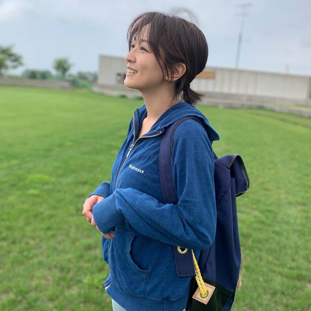 平田裕香のインスタグラム：「1枚目は憧れだったiPhoneのportraitモードで撮りました。 雰囲気素敵ー✨ けど、ずっと眼鏡👓かけて生活してたから、鼻のとこにありありと痣が目立つ。  リュックをね、新調しました。 これね、#オーダーメイド です。 #北海道 の#岩内町 にある #村本テント というお店で、#セミオーダー っていうのかな？で作ってもらったんです。  もともとは#山菜取り用リュック だったのを、生地を帆布にしてもらって、背中と外にサイズも自分の好みと形でポケットを付けてもらったり。 なんかもう。。。世界で１つの、私だけのリュック。。。✨ 細部はまた今度ご紹介しますね！！ #リュック #ordermade #うへへ」