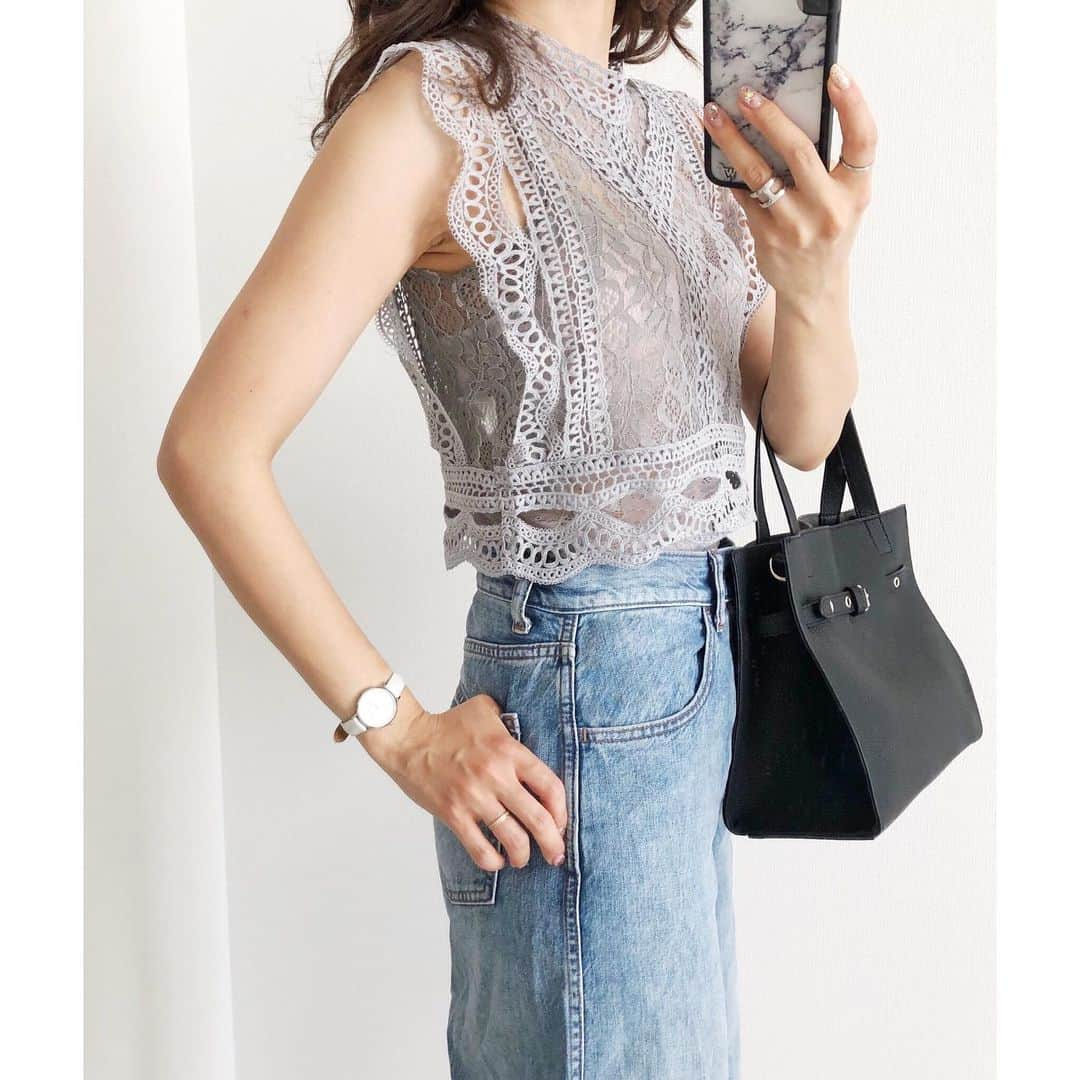 Miyoさんのインスタグラム写真 - (MiyoInstagram)「2019.6.28 ・ お気に入りのレーストップス💖 ハイウエストのボトムスに合わせて着ると脚長効果抜群👌🏻✨ コーデ詳細はブログに書いてます😊 @miyopu のトップページからとべます♡ ・ #総レースデザインコンパクトトップス …#fifth#fifthtl#フィフス ☑︎50%offクーポンが出てました⭐️ #ハイライズワイドストレートジーンズ …#UNIQLO#ユニクロ#UNIQLOU #ベルトデザインハンドバッグ …#EditSheen ☑︎zozoタイムセール中でした⭐️ #エディットシーン @editsheen_store クリアサンダル…#GU#ジーユー ピアス…#3coins 時計…#ダニエルウェリントン ・ ・ ・ #bag#バッグ#パンツコーデ#ママコーデ#ママファッション#プチプラコーデ#プチプラファッション#シンプルコーデ#カジュアルコーデ#着回しコーデ#夏コーデ#GUコーデ#UNIQLOコーデ#ユニクロコーデ#locari」6月28日 21時54分 - miyopu