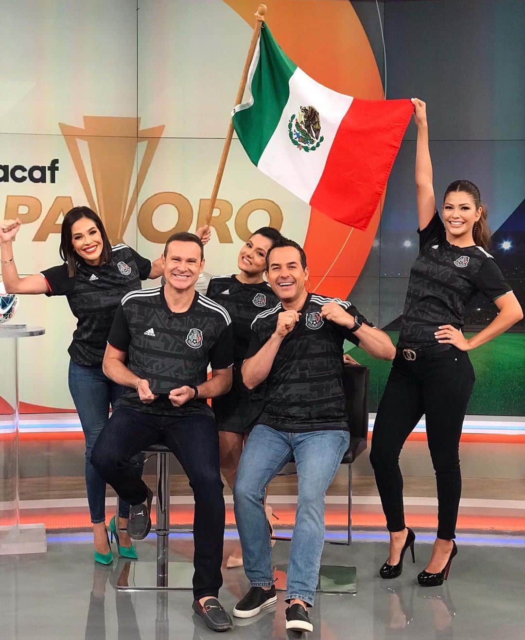 Despierta Americaさんのインスタグラム写真 - (Despierta AmericaInstagram)「Mañana #México se enfrenta contra #CostaRica a las 9 p.m. 🏆⚽️ ¿Quién ganará? #CopaOro」6月28日 21時55分 - despiertamerica