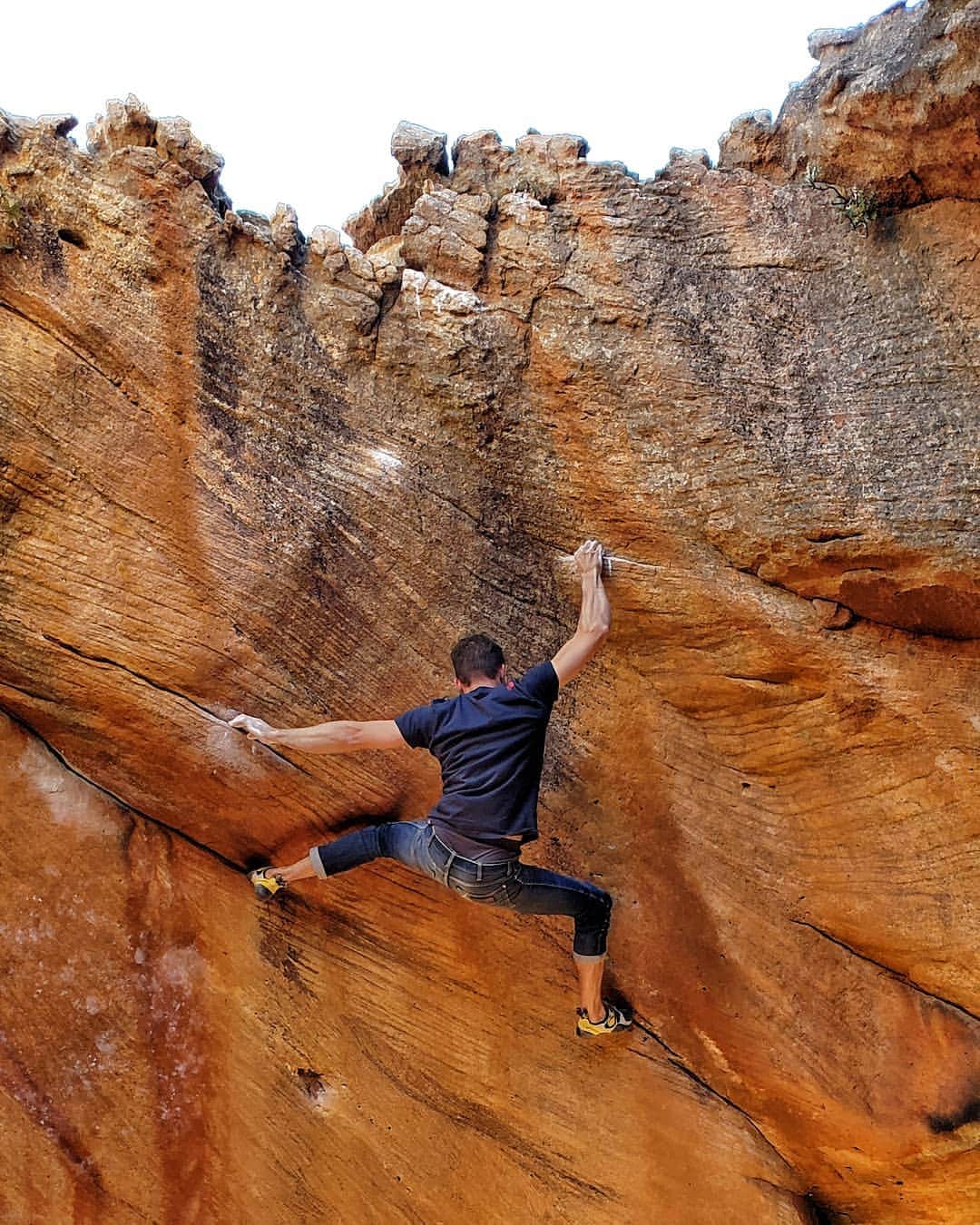 ペイジー・クラッセンのインスタグラム：「When your skin hurts and your shoulders are tired but "just one more try" is all you need to take it to the top of one of Rocklands proudest lines. 《《@rowantoselli making a proud ascent of El Corazon, 8B/V13 》》 @lasportivana @lasportivagram #rocklands #bouldering #climbing」