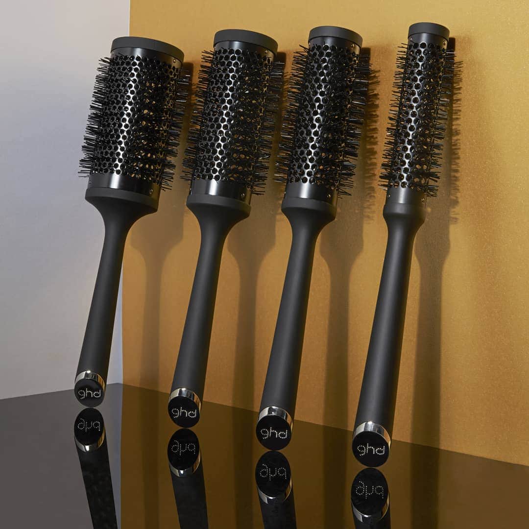 ghd hairさんのインスタグラム写真 - (ghd hairInstagram)「Bigger the brush, bigger the curls 💁😏 Our ceramic brush range is perfect for bouncy blowdrys 👆✨ #ghd #goodhairday #blowdry #curlyhair」6月28日 22時00分 - ghdhair