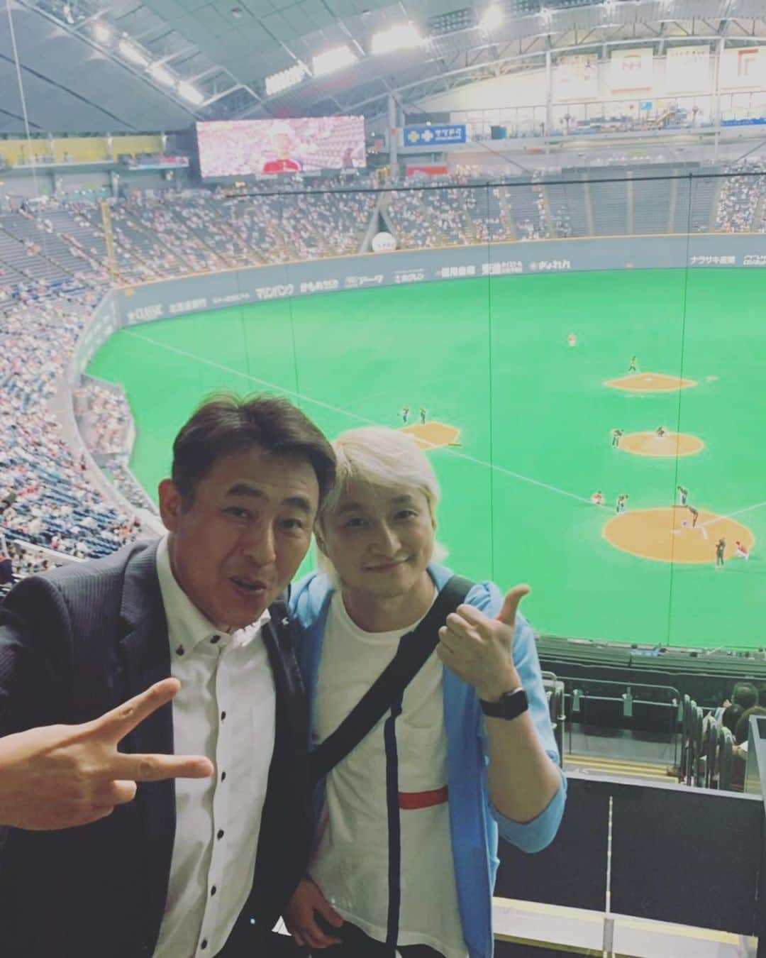 NAOTOさんのインスタグラム写真 - (NAOTOInstagram)「今日は、札幌への移動日。 という事で、札幌ドームへ。 残念ながら試合は負けちゃったけど、 僕にとって神とも言える白井一幸さんにもお会いできたし、OFFICE CUEの東李苑ちゃんに岩本勉さんを紹介してもらえ、最高な一日でした。😊 #白井一幸 #岩本勉 #東李苑」6月28日 22時09分 - naoto_poper
