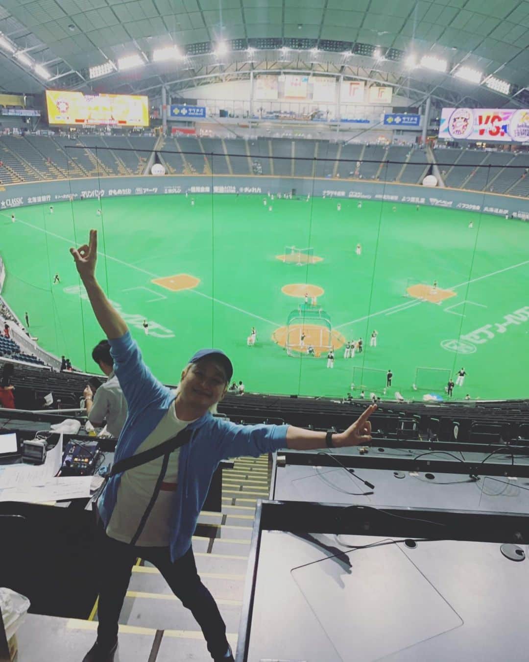 NAOTOさんのインスタグラム写真 - (NAOTOInstagram)「今日は、札幌への移動日。 という事で、札幌ドームへ。 残念ながら試合は負けちゃったけど、 僕にとって神とも言える白井一幸さんにもお会いできたし、OFFICE CUEの東李苑ちゃんに岩本勉さんを紹介してもらえ、最高な一日でした。😊 #白井一幸 #岩本勉 #東李苑」6月28日 22時09分 - naoto_poper