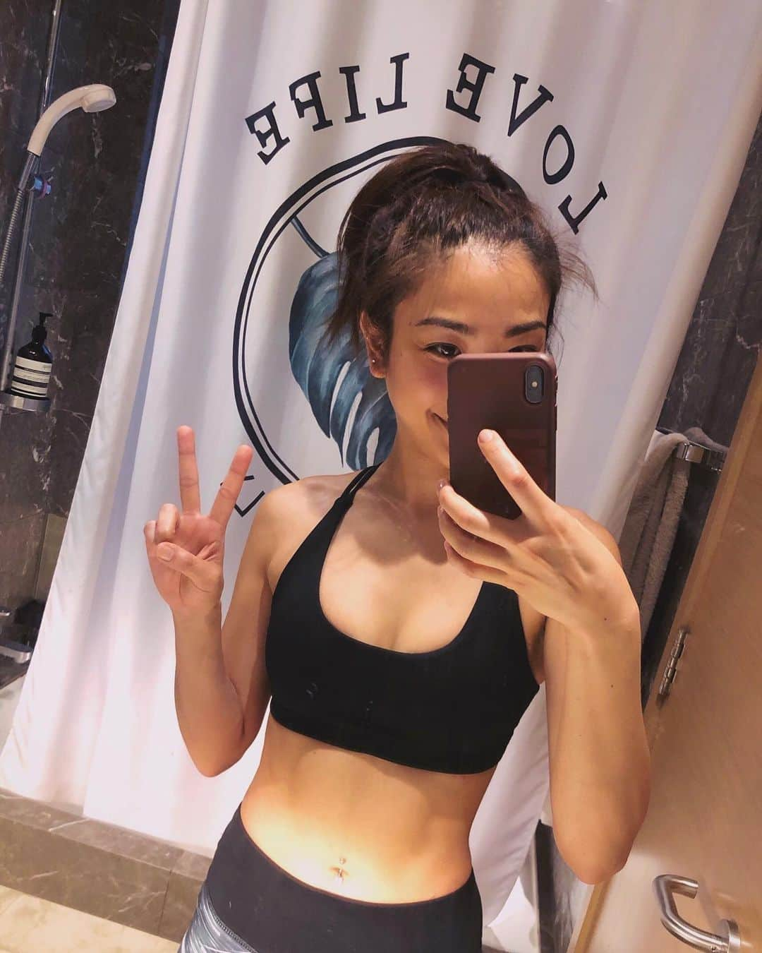 レスレイ・チアンさんのインスタグラム写真 - (レスレイ・チアンInstagram)「Don’t let the rain discourage you from exercise! Just work out at home! ✨ 下雨天？沒關係！在家裡做運動吧！ #athome #workout #gym #selflove #endorphins #mentalhealth #stayhealthy #rainyday」6月28日 22時09分 - lesleychianglove