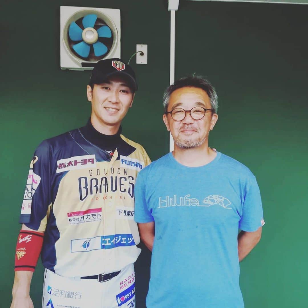 西岡剛のインスタグラム：「スタンド見上げたら、阪神時代に虎バンの密着していただいたときのカメラマンの方です😆 密着していただいてるときは一緒に過ごす時間が多かった方なので、ただただ嬉しかったです。 わざわざ栃木までありがとうございました‼️ #栃木ゴールデンブレーブス  #西岡剛」