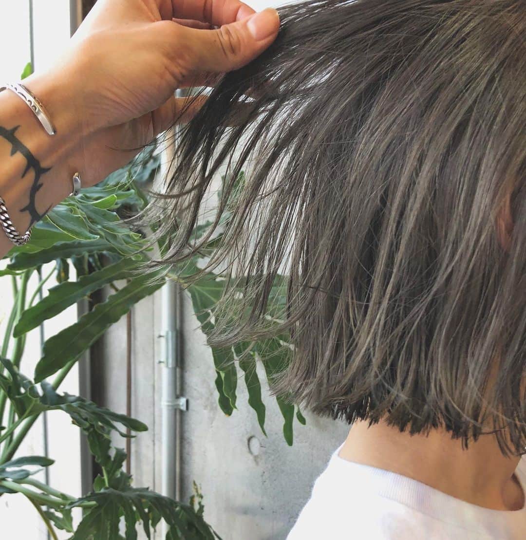 カワシリアツシのインスタグラム：「ナチュラルにハイライト🌿 ・ ・ ・ ・ブリーチの回数がわからない。 ・値段が気になる。 ・ダメージが心配。など なんでもご気軽にご相談ください😊 ・ ご予約やご相談はURLもしくはDM・LINEにて待ちしております🙆‍♂️ ・ ・ ・ ご予約はトップページURLをクリック😊 もしくはDMください✉️ ・ ネットで×になってても お取りできるお時間もございますので、 ご気軽にご相談ください🙆‍♂️ ・  #アディクシー #イルミナカラー  #外国人風カラー #ミニボブ #切りっぱなしボブ #ハイライト #外ハネ #グラデーション #外国人風 #ポートレート #美容室 #美容院 #美容学生 #撮影 #東京 #渋谷  #ショートヘア #グレージュ  #ブルージュ #ブリーチ #portrait #フィルムカメラ #hairstyle #ショートカット #haircolor #ハイトーン #데일리룩 #时尚 #แฟชั่น#デジキュア」