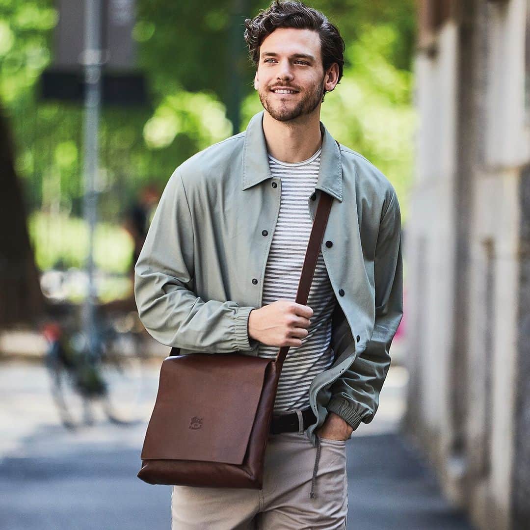 イルビゾンテのインスタグラム：「Who said men don't need a crossbody?! ☆ #ILBISONTE」