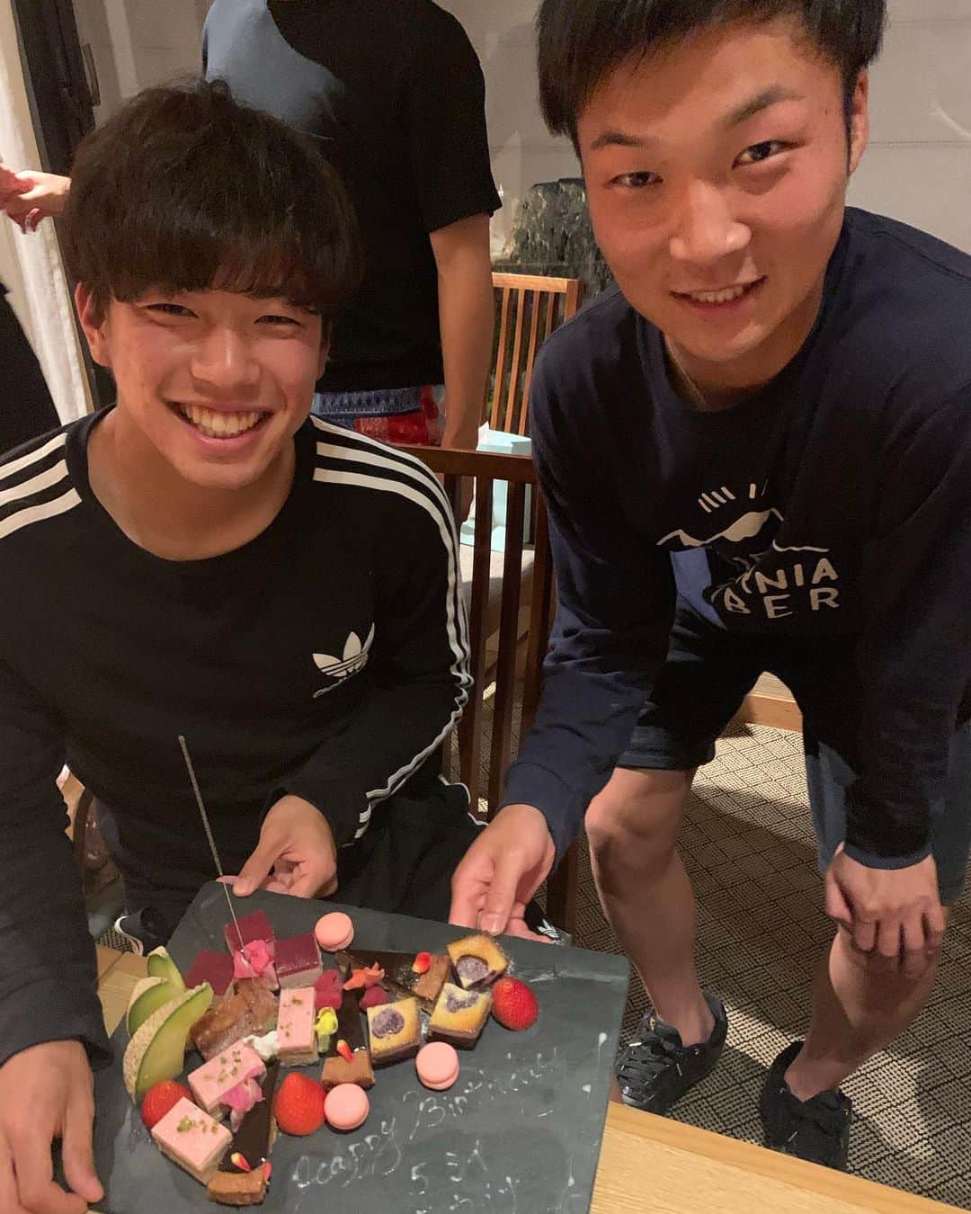のインスタグラム：「今日で21歳になりました！ たくさんのメッセージなどありがとうございます🙇 しい君も誕生日おめでとうございます！  そして明後日のコンサドーレ札幌戦も応援よろしくお願いします！ ユアスタで１つになって勝ちましょう！ #ベガルタ仙台  #jリーグ」