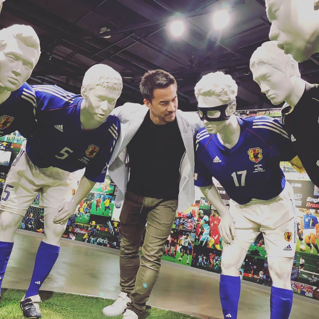 岡崎慎司さんのインスタグラム写真 - (岡崎慎司Instagram)「コパから帰ってきて改めて悔しい気持ちが残ってます。ただそれと同時に日本代表としてプレーする事が自分の生きがいだと改めて感じる事が出来ました。ヨーロッパでまだやり続けて、そして結果を残してまた代表に入れるように頑張ります。 新人の時以来久しぶりに協会本部、そしてサッカーミュージアムに来て日本代表の歴史に触れてきました。日本代表の歴史にまだまだ何かを残せるように頑張ります！！」6月28日 22時13分 - shinjiokazaki_official