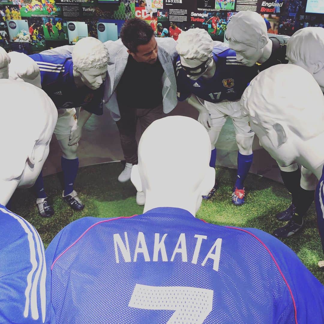 岡崎慎司さんのインスタグラム写真 - (岡崎慎司Instagram)「コパから帰ってきて改めて悔しい気持ちが残ってます。ただそれと同時に日本代表としてプレーする事が自分の生きがいだと改めて感じる事が出来ました。ヨーロッパでまだやり続けて、そして結果を残してまた代表に入れるように頑張ります。 新人の時以来久しぶりに協会本部、そしてサッカーミュージアムに来て日本代表の歴史に触れてきました。日本代表の歴史にまだまだ何かを残せるように頑張ります！！」6月28日 22時13分 - shinjiokazaki_official