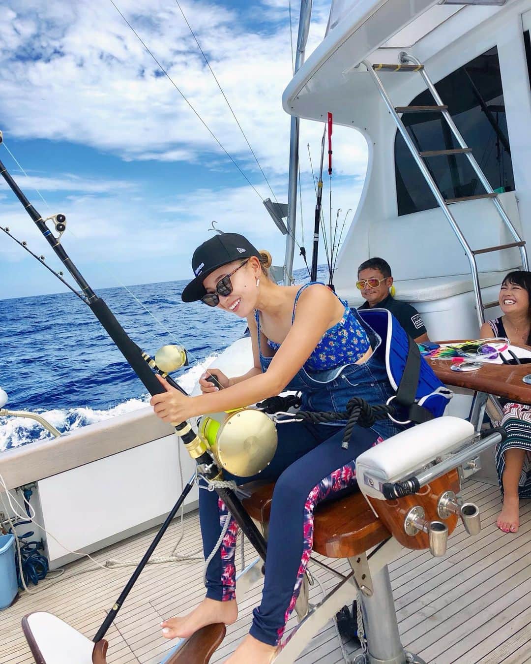 のインスタグラム：「. . 男は黙ってカジキ釣り！ . んんー王者に会いたかった😢 . 2回目のチャレンジ!今回も姿を拝めませんでした . けどもね、いつかな？まだかな？は？キタ？マグロやん . ドキドキがたまりまへんよ🐟 . 天然イルカがずっと付いてきてピョンピョンしてただけで、女子は喜びますよ🐬 . 自然様ありがとう🙏 . 楽しみは次にとっときます🎣 . . #カジキ釣り#釣り#カジキ大会#釣り#釣りガール#酔いまくり#強い方だけど#太平洋には勝てない#カジキ会いたい#エアー釣り#フリだけ#船#クルージング#海んちゅ#男のロマン#ロマンス#釣りさー #fishing #fish #cruiser #cruising #boat#summer #sport #sportgirl #thanks」