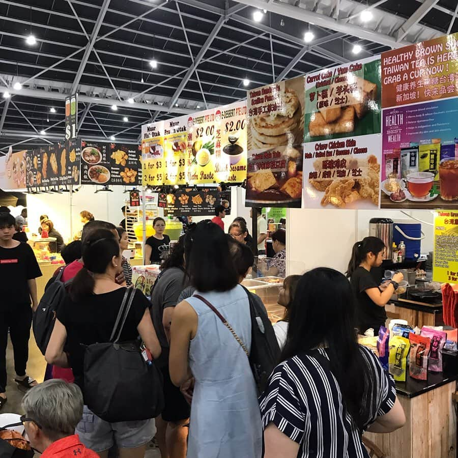 大西蘭さんのインスタグラム写真 - (大西蘭Instagram)「・ 夕飯を食べに#singaporefoodshows へ🍴 ・ 熱気があふれていて圧倒されそうになりましたが、帰る頃には馴染んで、各ブースの店員さんと話が弾んで楽しんでいました😆 ・ こういうイベントは珍しいものも数多く並んでいて、実際に見て試食して、話を聞けるから面白い🤓 ・ ・ #singaporefoodshow2019 #singaporefoodshows #singaporeexpo  #coconutsicecream  @singaporefoodshows  #シンガポール暮らし #シンガポール生活 #シンガポールフードショー #ココナッツアイス」6月28日 22時19分 - onishiran