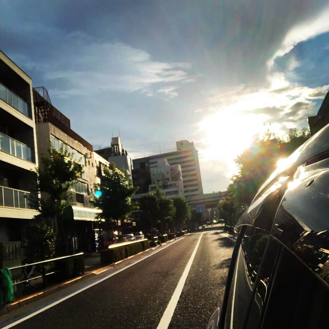 奥井雅美さんのインスタグラム写真 - (奥井雅美Instagram)「リハーサル🎤 あーすっきり❤️ リハ前に食べたシラスのペペロンチーノ（辛味なし）ニンニクもりもりでヤバめでした😝 帰り、いきなり太陽☀️がすごく思わず車を停めてパシャり。 さっ 早寝早起きするぞーっ✊🏻 ・ ・ #GBGB2019 #jamproject  #ペペロンチーノ」6月28日 22時11分 - masamiokui
