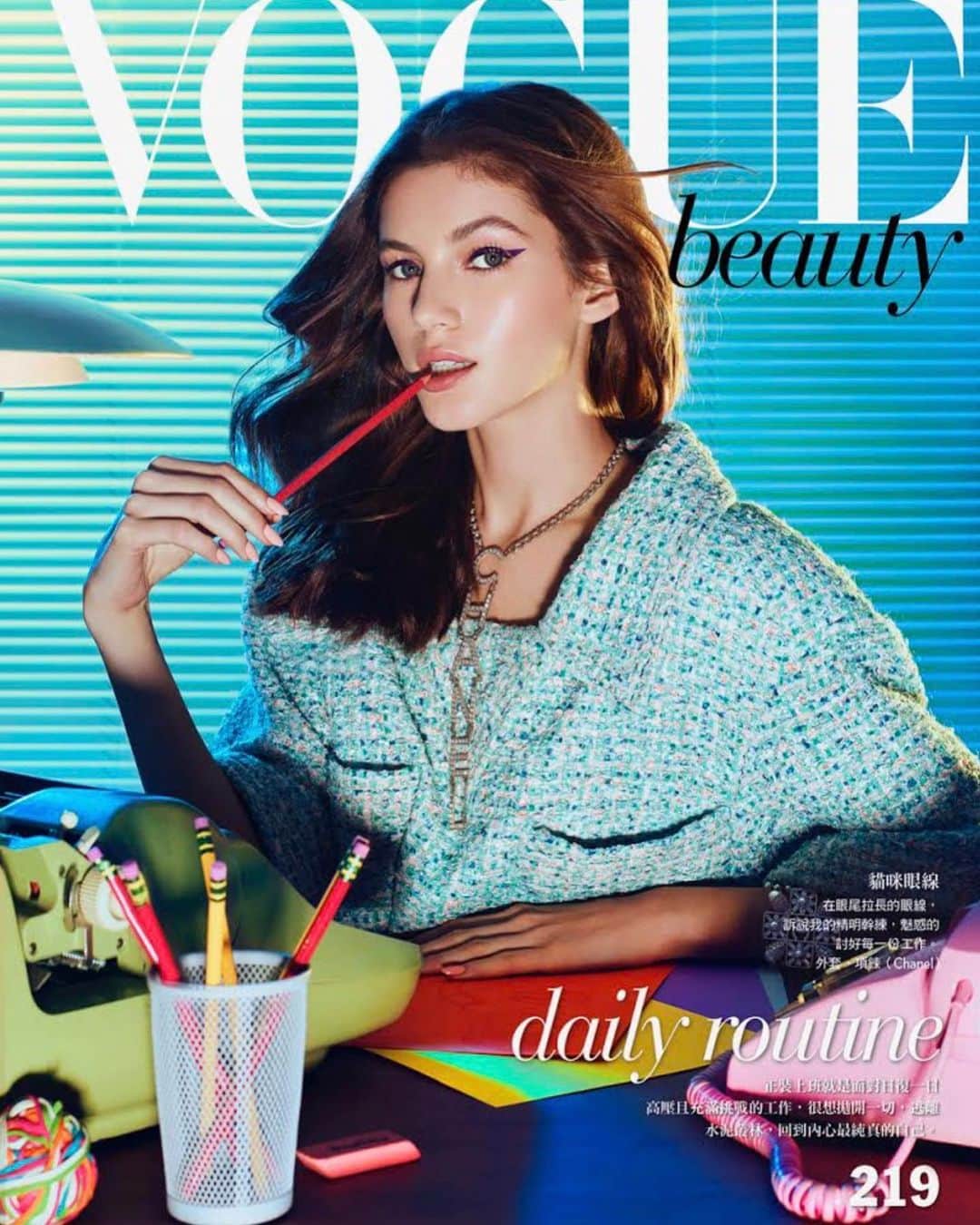 ヴァレリー・カウフマンのインスタグラム：「In love with My @voguetaiwan beauty cover shot by @enriquevegaphoto 😍❤️📚 Styling @ilarianiccolini  MU @crazypretty Hair @stefano_greco  Thank you dream team 💓 xxx」