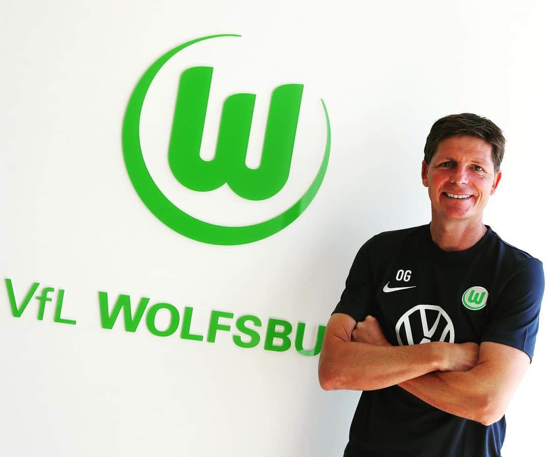 VfLヴォルフスブルクさんのインスタグラム写真 - (VfLヴォルフスブルクInstagram)「Herzlich willkommen in Wolfsburg, Coach! 💚🐺👏 #Glasner #herzlichwillkommen #immernurdu #vflwolfsburg #arbeitfussballleidenschaft」6月28日 22時12分 - vfl.wolfsburg