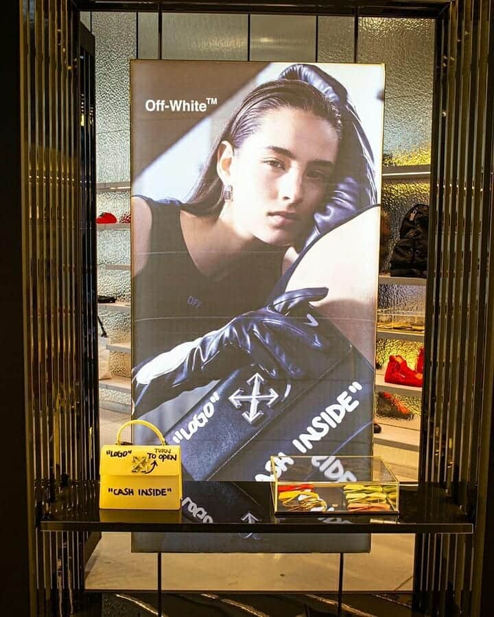 OFF-WHITE C/O VIRGIL ABLOHさんのインスタグラム写真 - (OFF-WHITE C/O VIRGIL ABLOHInstagram)「re19 women’s Off-White™ “The JITNEY Campaign” now at @galerieslafayettechampselysees」6月28日 22時16分 - off____white