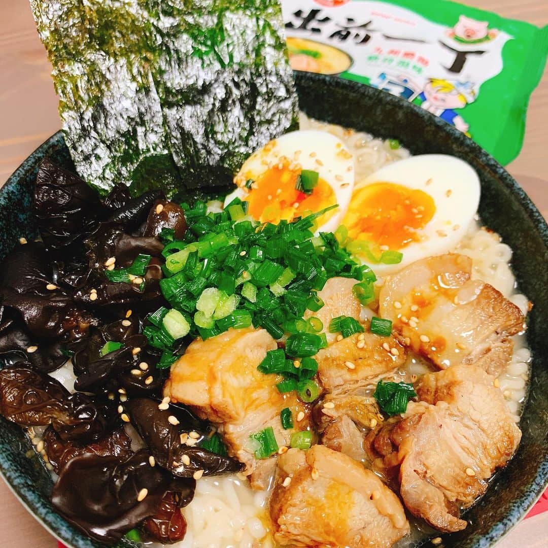 のインスタグラム：「#出前一丁 アレンジ3人前🍜🍜🍜 いろんな種類の出前一丁を頂いたので、私なりに頑張ってみました！！！！ よーい、ドン！ ・ 🍥九州濃味 豚骨誘導味 (チャーシュー、たまご、キクラゲ、ネギ、ノリ、ごま) 紅ショウガ欲しかったね(>_<) でも美味しい！！！！さすが九州豚骨！！！！大好き！ よく知っているごま油の効いた出前一丁とは全然違いましたね！ ・ 🍥黒ゴマ油 豚骨湯味 (チャーシュー、ねぎ、失敗したオムレツ) ごまの香りがすごかった！ こちらも口馴染みのある食べやすい豚骨スープだった！ チャーシュー5枚はちとキツい(>_<)笑 ・ 🍥五香 牛肉味 (牛肉とキャベツのオイスターソース炒めと味しみしみの椎茸) こちらはちょっと癖あり！ 香港とか東南アジア系の味がしました！ それがまた食欲をそそります😋 多いかなと思ったけどぺろっといけちゃう。 ・ 因みに食べた順は逆です！ どんどんボリューミーになってくる(笑) 今回初めて作ったチャーシューも、炊飯器で超簡単にしかも超上手くいったし、大成功👏😆 長江里加のラーメン屋はこれにて閉店ガラガラ！ 楽しかった〜♪ #インスタントラーメン #ラーメン🍜 #チャーシュー #炊飯器レシピ #りかちまる飯」
