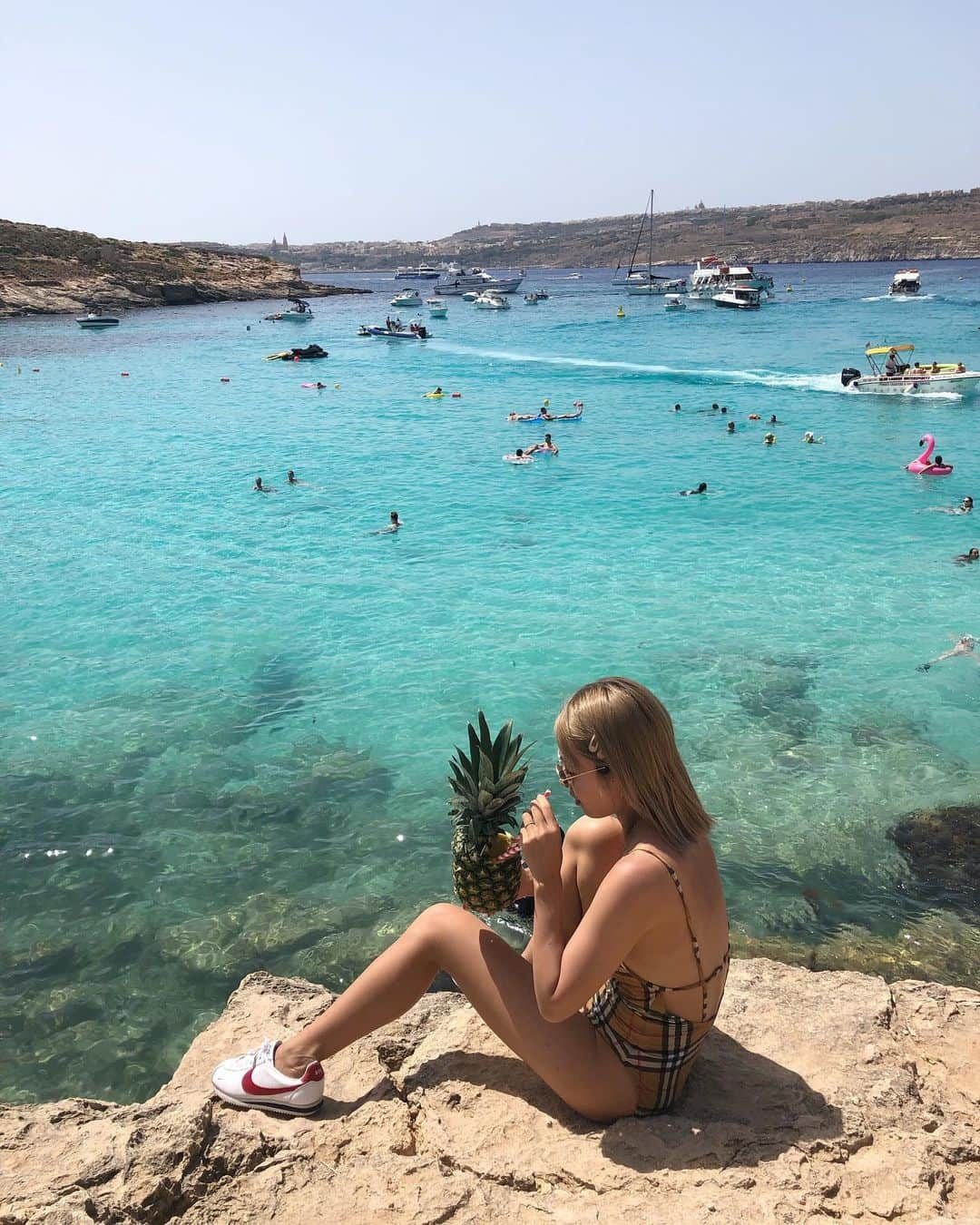 鈴木あやさんのインスタグラム写真 - (鈴木あやInstagram)「Maltaで断トツ一番綺麗な海 #comino island🏝 本当にプールみたいにクリアな水だしクラゲいないし終始最高だった🥺✨ マルタ島から船で15分くらいだからすぐ着くし🙆‍♀️ 映えてるパインジュース中身絶対フレッシュだろうなーって思って買ったらただの市販のパインジュースだった！🤨 フルーツ好きな私にはすぐ分かったが、すぐ飲み干した😂✨ #cominoisland #bluelagoon #malta #sea #beach #blue #マルタ #コミノ島 #ブルーラグーン #マルタ留学 #🇲🇹」6月28日 22時20分 - techitechiaya