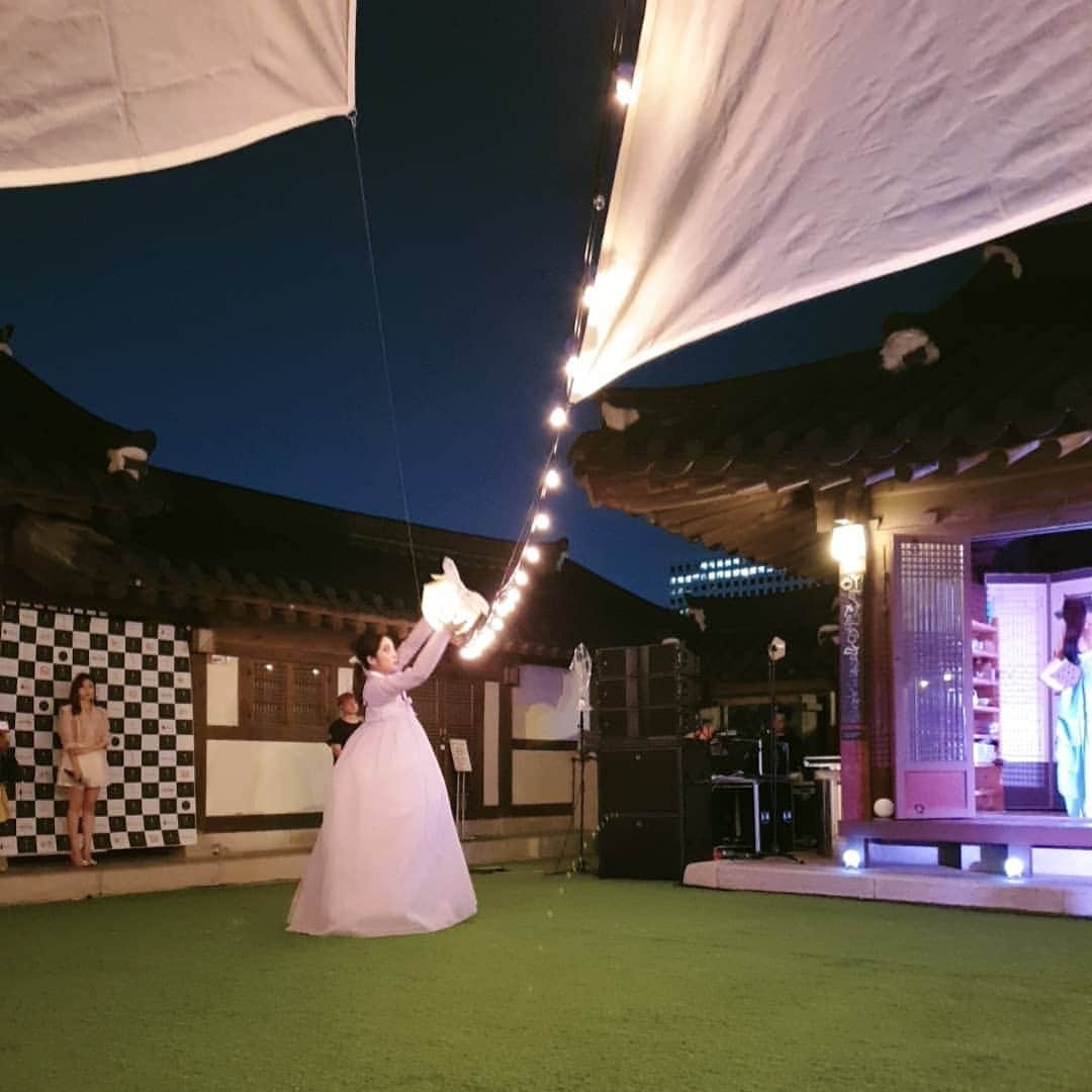 チョン・ガウンさんのインスタグラム写真 - (チョン・ガウンInstagram)「오늘 너무나 황홀했던  서담화 패션쇼 한시도 눈을 뗄수없었던 아름다운 공연이였습니다 #서담화한복  #한국의미」6月28日 22時25分 - jung_ka_eun