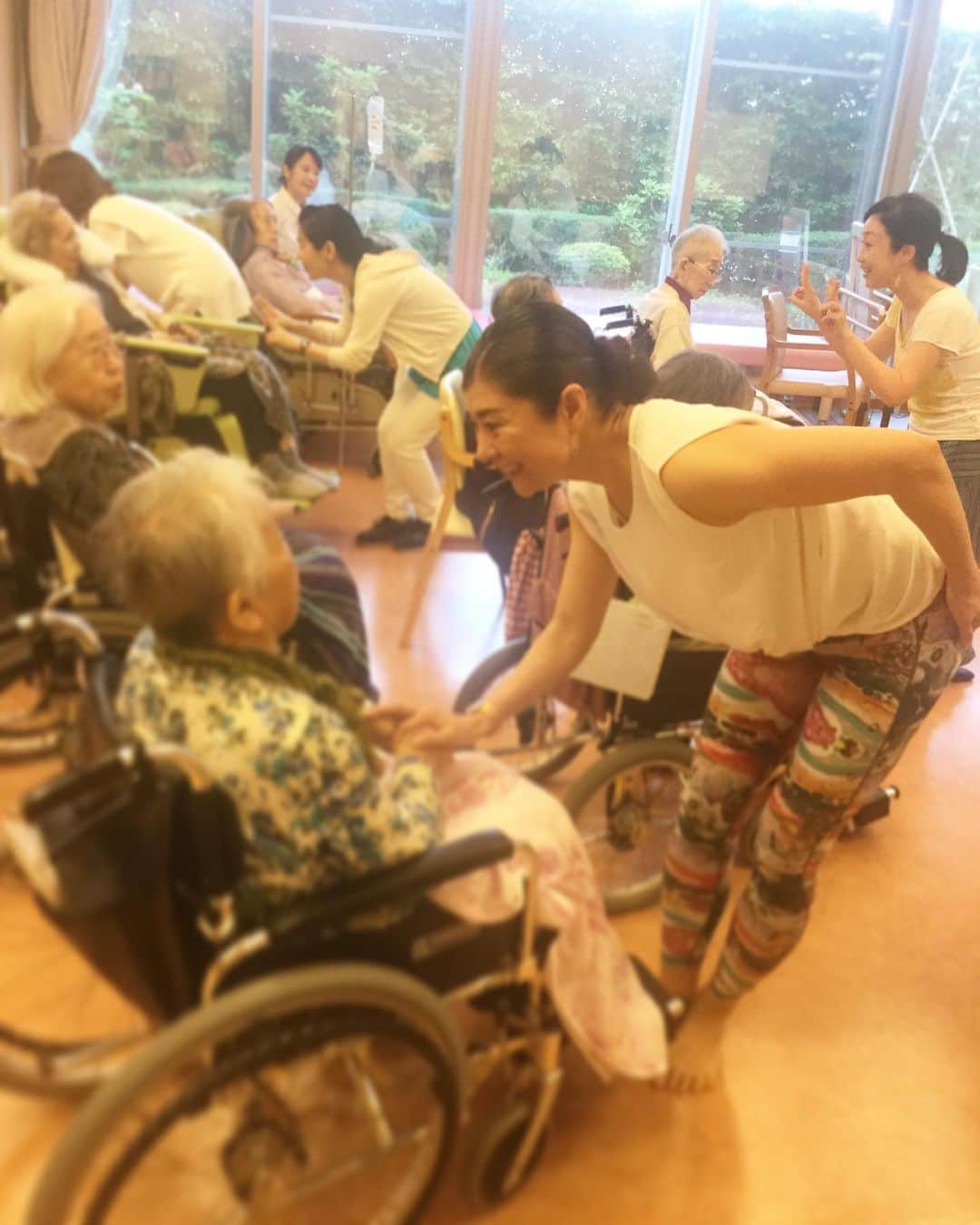 間々田佳子のインスタグラム：「今日はお姉さま達と顔ヨガダンス😝😆☺️💪✨ 皆さんのお顔を見ているとコトバがなくてもいろんな思いが伝わってくる…  そのやりとりがほんと楽しい️💕 #間々田佳子 #表情筋研究家  #表情筋トレーニング」