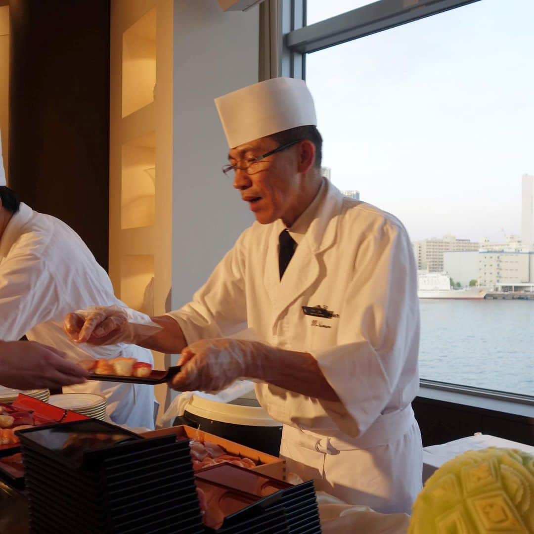 InterContinental Tokyo Bayさんのインスタグラム写真 - (InterContinental Tokyo BayInstagram)「. ホテル自慢のシェフたち👨‍🍳👩‍🍳. ライブ感あふれるパーティはいかがでしょうか？ . 牛ロースの鉄板焼き、ローストビーフやパテ・アン・クルート、生ハムのカッティングサービス、フォアグラステーキのフランベ、握り寿司、クレープシュゼットetc🥩🦐🍝🍣 . 会社の創立記念日、褒章のお祝い、出版記念、新商品発表会、結婚披露宴など様々なシーンで演出いたします㊗️ . #intercontinental #intercontinentaltokyobay  #ホテルインターコンチネンタル東京ベイ #インターコンチネンタル東京ベイ #シェフ #👨‍🍳 #ライブキッチン #ライブ感  #ローストビーフ #鉄板焼き #握り寿司  #クレープシュゼット #生ハム #カッティングサービス #東京湾 が目の前 #海が見える #バンケット #パーティー  #パーティー会場 #フルーツカービング #出来立て  #出版記念 #褒章 #創立記念 #発表会 #結婚披露宴」6月28日 22時22分 - intercontitokyobay