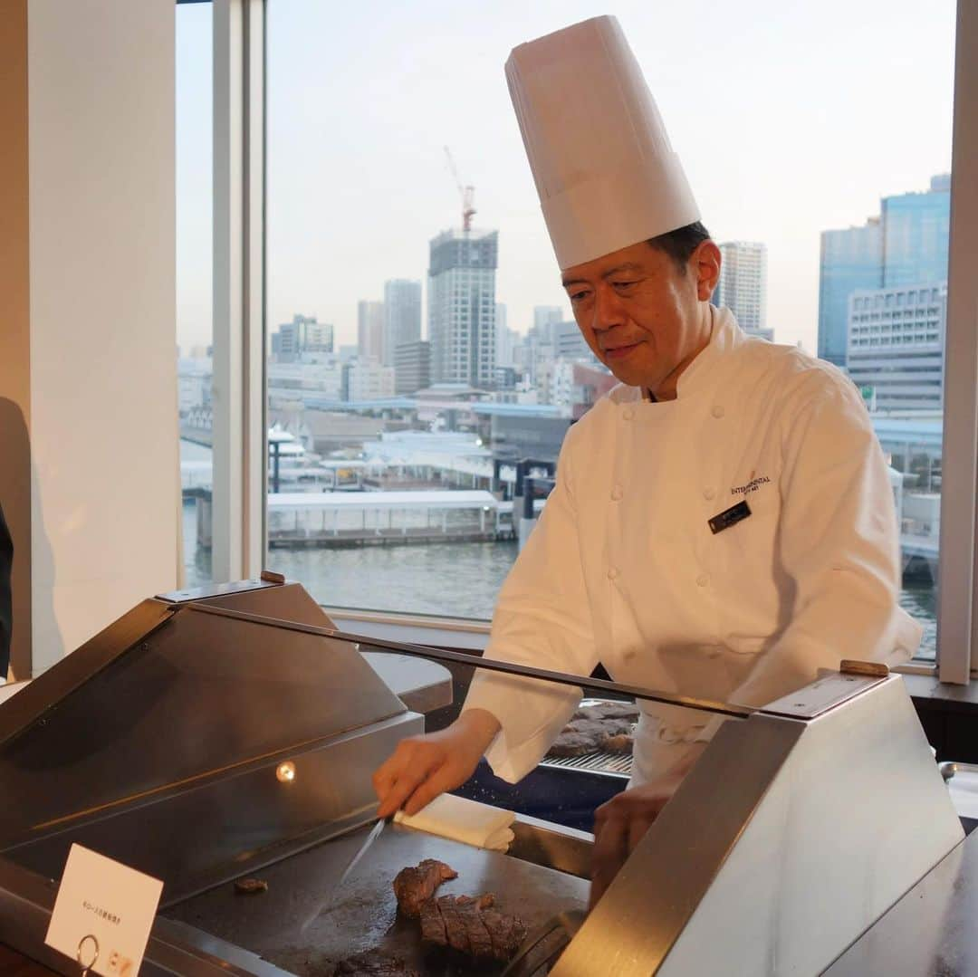 InterContinental Tokyo Bayさんのインスタグラム写真 - (InterContinental Tokyo BayInstagram)「. ホテル自慢のシェフたち👨‍🍳👩‍🍳. ライブ感あふれるパーティはいかがでしょうか？ . 牛ロースの鉄板焼き、ローストビーフやパテ・アン・クルート、生ハムのカッティングサービス、フォアグラステーキのフランベ、握り寿司、クレープシュゼットetc🥩🦐🍝🍣 . 会社の創立記念日、褒章のお祝い、出版記念、新商品発表会、結婚披露宴など様々なシーンで演出いたします㊗️ . #intercontinental #intercontinentaltokyobay  #ホテルインターコンチネンタル東京ベイ #インターコンチネンタル東京ベイ #シェフ #👨‍🍳 #ライブキッチン #ライブ感  #ローストビーフ #鉄板焼き #握り寿司  #クレープシュゼット #生ハム #カッティングサービス #東京湾 が目の前 #海が見える #バンケット #パーティー  #パーティー会場 #フルーツカービング #出来立て  #出版記念 #褒章 #創立記念 #発表会 #結婚披露宴」6月28日 22時22分 - intercontitokyobay