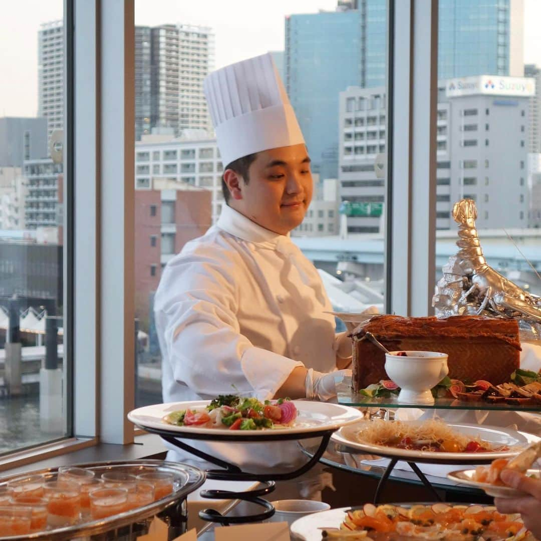 InterContinental Tokyo Bayさんのインスタグラム写真 - (InterContinental Tokyo BayInstagram)「. ホテル自慢のシェフたち👨‍🍳👩‍🍳. ライブ感あふれるパーティはいかがでしょうか？ . 牛ロースの鉄板焼き、ローストビーフやパテ・アン・クルート、生ハムのカッティングサービス、フォアグラステーキのフランベ、握り寿司、クレープシュゼットetc🥩🦐🍝🍣 . 会社の創立記念日、褒章のお祝い、出版記念、新商品発表会、結婚披露宴など様々なシーンで演出いたします㊗️ . #intercontinental #intercontinentaltokyobay  #ホテルインターコンチネンタル東京ベイ #インターコンチネンタル東京ベイ #シェフ #👨‍🍳 #ライブキッチン #ライブ感  #ローストビーフ #鉄板焼き #握り寿司  #クレープシュゼット #生ハム #カッティングサービス #東京湾 が目の前 #海が見える #バンケット #パーティー  #パーティー会場 #フルーツカービング #出来立て  #出版記念 #褒章 #創立記念 #発表会 #結婚披露宴」6月28日 22時22分 - intercontitokyobay