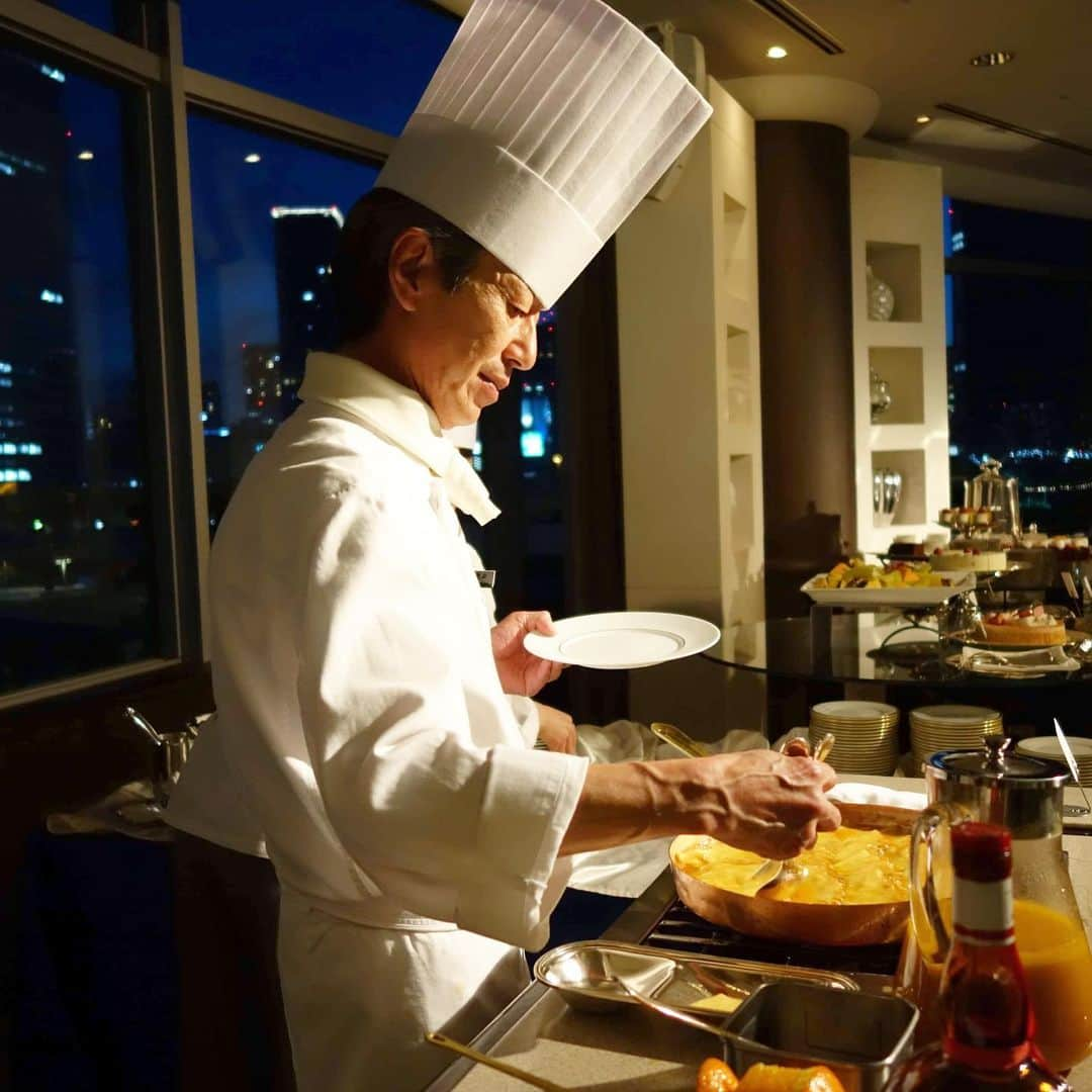 InterContinental Tokyo Bayさんのインスタグラム写真 - (InterContinental Tokyo BayInstagram)「. ホテル自慢のシェフたち👨‍🍳👩‍🍳. ライブ感あふれるパーティはいかがでしょうか？ . 牛ロースの鉄板焼き、ローストビーフやパテ・アン・クルート、生ハムのカッティングサービス、フォアグラステーキのフランベ、握り寿司、クレープシュゼットetc🥩🦐🍝🍣 . 会社の創立記念日、褒章のお祝い、出版記念、新商品発表会、結婚披露宴など様々なシーンで演出いたします㊗️ . #intercontinental #intercontinentaltokyobay  #ホテルインターコンチネンタル東京ベイ #インターコンチネンタル東京ベイ #シェフ #👨‍🍳 #ライブキッチン #ライブ感  #ローストビーフ #鉄板焼き #握り寿司  #クレープシュゼット #生ハム #カッティングサービス #東京湾 が目の前 #海が見える #バンケット #パーティー  #パーティー会場 #フルーツカービング #出来立て  #出版記念 #褒章 #創立記念 #発表会 #結婚披露宴」6月28日 22時22分 - intercontitokyobay