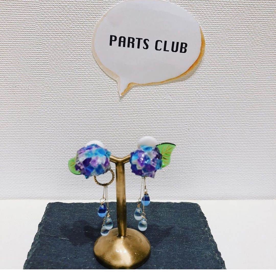 パーツクラブ Partsclub スタッフオリジナル商品さんのインスタグラム写真 - (パーツクラブ Partsclub スタッフオリジナル商品Instagram)「パーツクラブセブンパークアリオ  柏スタッフ作品✨ ＊ 先日はたくさんの♡いいね♡ありがとうございました(*^^*) ＊ コメントいただきました紫陽花イヤリングのレシピです。  レジンの涼しげな紫陽花アクセサリーでジメジメ梅雨でもhappyにお過ごし下さい✨☂️✨ ＊つたないレシピではございますがご参考にしてみて下さい。 ＊ ＊ #パーツクラブ #パーツクラブ公式アカウント #パーツクラブチャンネル #パーツクラブスタッフ #セブンパークアリオ柏 #ハンドメイド #梅雨アクセサリー #レジン #紫陽花  #partsclub #partsclubchannel #partsclubstaff #handmade」6月28日 22時29分 - partsclub_staff