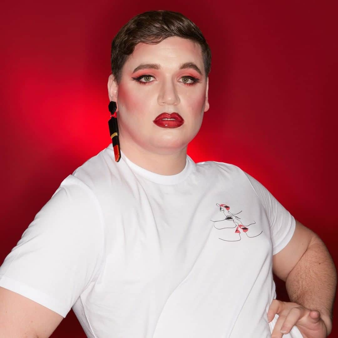 M•A•C Cosmetics Franceさんのインスタグラム写真 - (M•A•C Cosmetics FranceInstagram)「M·A·C - VIVA GLAM 💄 "Ton sexisme ou ta phobie ne passera pas la couche de ce rouge à lèvres car j’aime qui je suis sous toutes les coutures" - @veronika_von_lear #maccosmeticsfrance  #maccosmetics #GlamforAcceptance #VIVAGLAM #macvivaglam #macxmeufparis Crédit photo : @brunogasperini」6月28日 22時30分 - maccosmeticsfrance