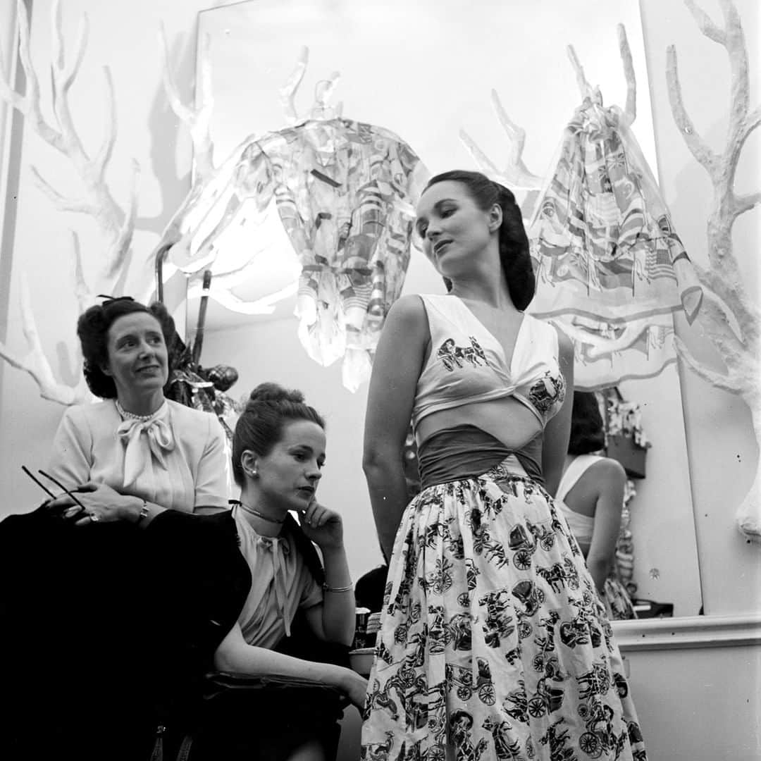 lifeさんのインスタグラム写真 - (lifeInstagram)「An unpublished outtake from the May 21, 1945 fashion feature: "WHAT IS THE AMERICAN LOOK? The Girls of the U.S. have and air all their own." (Nina Leen—The LIFE Picture Collection/Getty Images) #fashionfriday #vintagefashion #ninaleen」6月28日 22時32分 - life