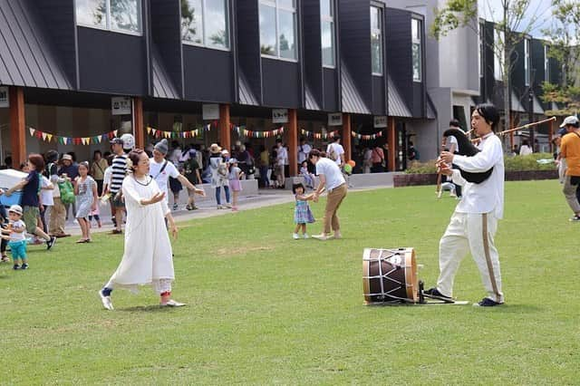 松本野々歩さんのインスタグラム写真 - (松本野々歩Instagram)「6月23日 岩手県紫波町オガールにて  コンサート後 みんなで外に移動して ダンスしました！  庭で輪になって （「にわでわになって」いい響きだ） ステップしたりスキップしたりたまにダッシュしたり コロンだり 楽しかった〜  ステキな家族の風景があちらこちらに！  コンサートも 去年に引き続き来てくれた方が多くて 歌ってくれてたり キラキラとした瞳で 心待ちにしてくれてたことが伝わってきて もぉ とっても嬉しくなっちゃった！  オガール市を歩くと 嬉しい再会や 逢いにきてくれたひとたちが 声をかけてくれて 立ち話をしたり  朝から晩まで 居心地が良かったなぁ  また 逢えますように  #オガール #オガール市 #フォークダンス #バグパイプ #チリンとドロン」6月28日 22時35分 - nonohoms