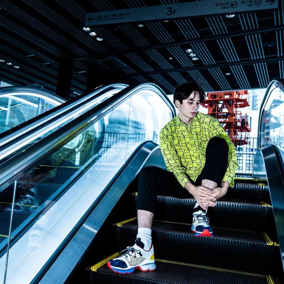 のインスタグラム：「I feel great with #ChristianLouboutin Red Runner sneakers! #ChristianLouboutin のレッドランナーで気分上がる！ . #RunLoubiRun #ChristianLouboutin #こう見えて気分上がってる」