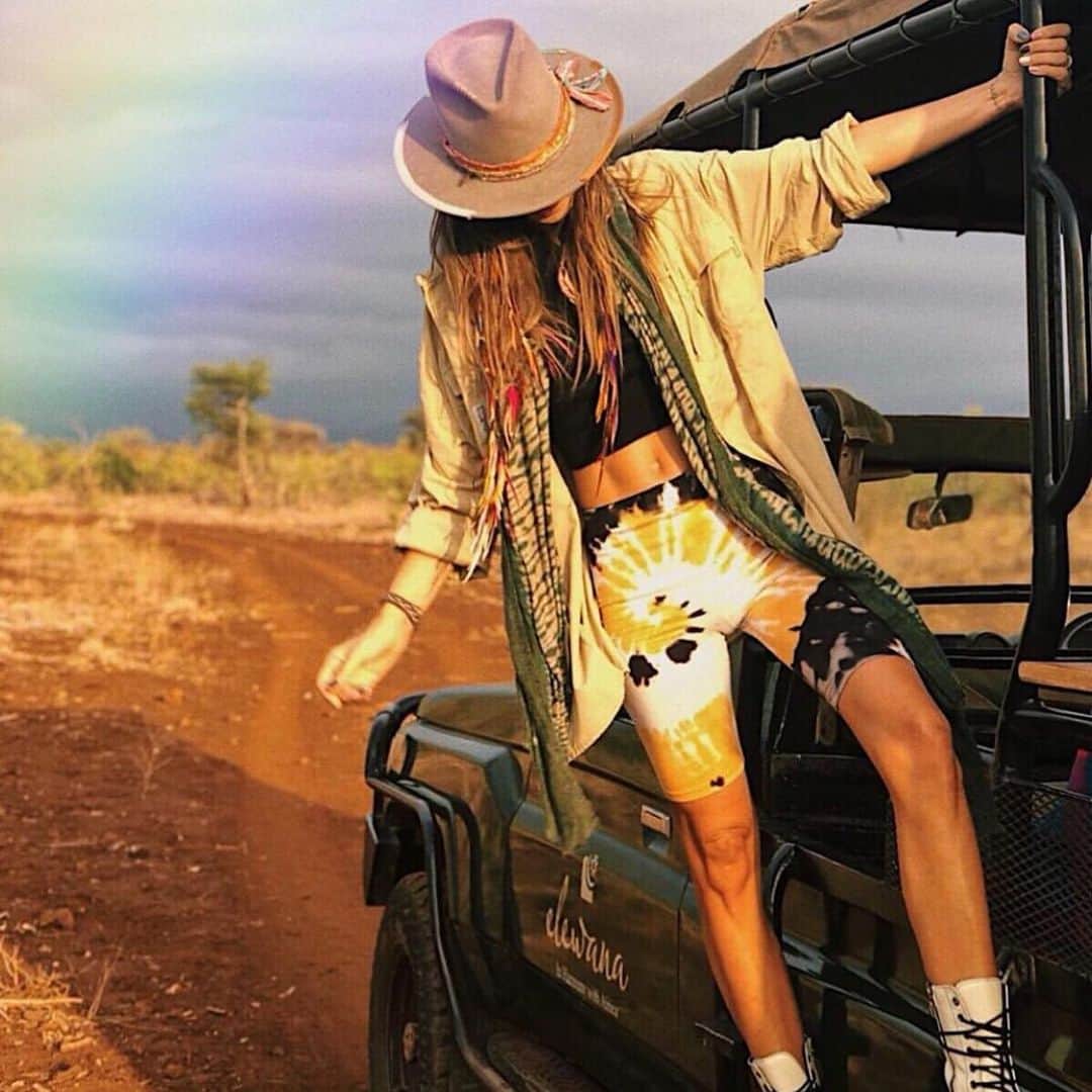Nick Fouquetのインスタグラム：「African psychedelic chic 🌀🦒🌘 @carolabernard」