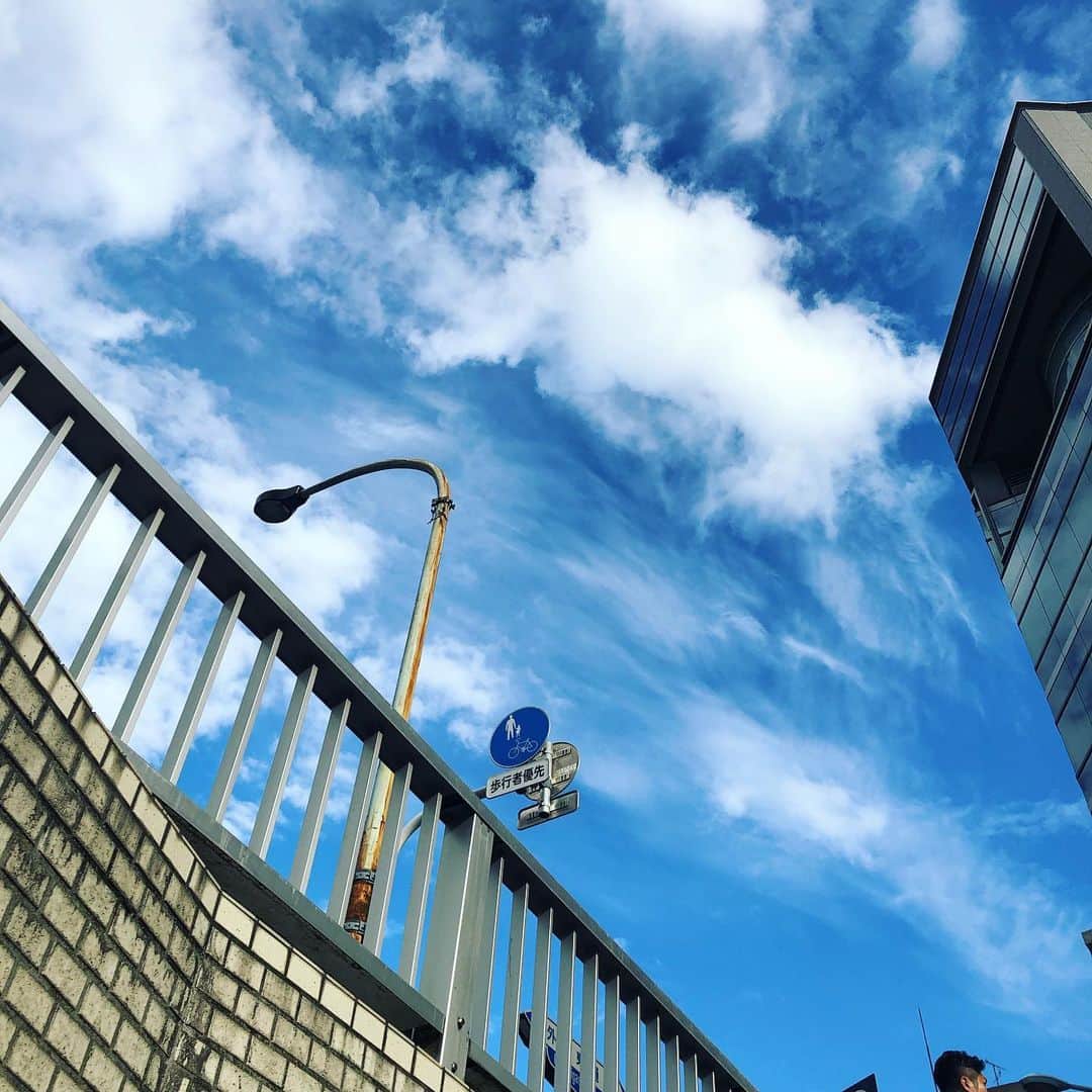 古谷有美さんのインスタグラム写真 - (古谷有美Instagram)「✈️ 金曜日にしてようやく 空を見上げる余裕が生まれてうれしかった😚 やさしい気持ちになれる青でした ・ ・ #みなさま今週もお疲れ様でした #明日はサタデージャーナル最終回 #からの #木梨の会」6月28日 22時42分 - yuumifuruya