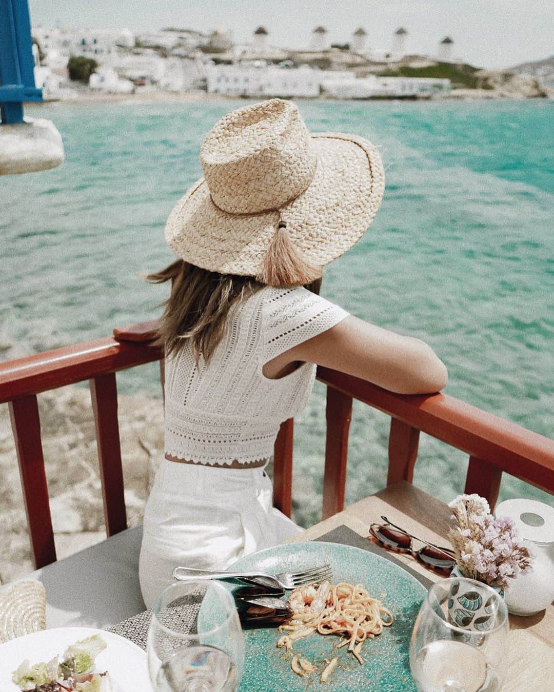 Manamiのインスタグラム：「🥰🍝🦐🐚🍷 seafood好きにはたまらんMykonos💙 昼からワイン飲んじゃって幸せ〜🥰 ここのレストラン、味もロケーションもスタッフも💯 @kastros_mykonos」