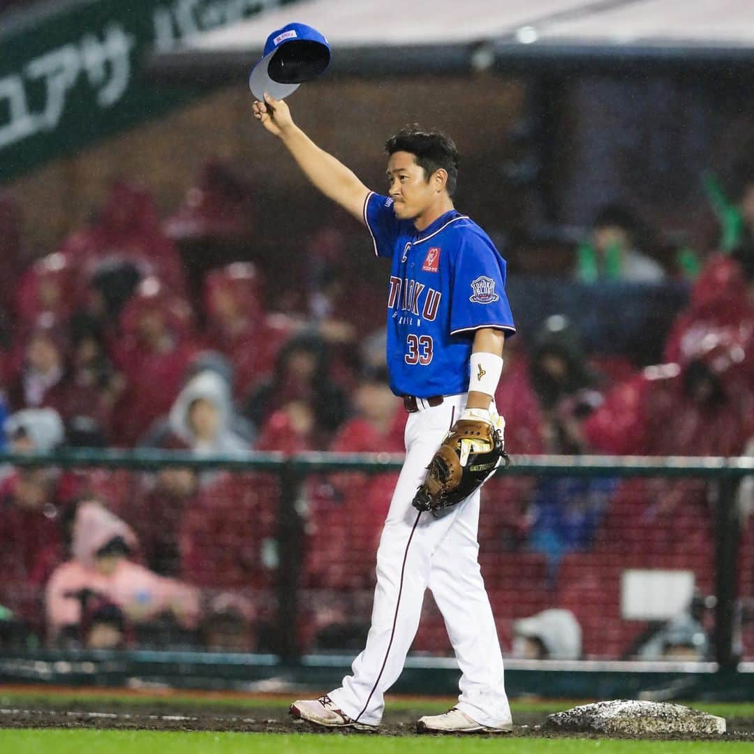 東北楽天ゴールデンイーグルスさんのインスタグラム写真 - (東北楽天ゴールデンイーグルスInstagram)「⚾️ ⚾️E 5-6 M⚾️ 節目の交流戦明け初戦を勝利とはならず。 先発の塩見選手は7回途中124球4安打2失点7奪三振👍🏼 同点の6回に銀次選手のタイムリーヒットで勝ち越し‼️ さらに渡邊佳明選手が2点タイムリー2ベース👏🏼 雨が降り続く中ご声援ありがとうございました‼️ #rakuteneagles #RESTART #日本一の東北へ #TOHOKUBLUE #塩見貴洋  #渡邊佳明  #銀次」6月28日 22時48分 - rakuten_eagles