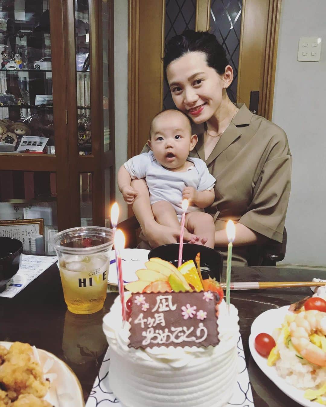 平山奈美のインスタグラム：「凪くんおめでとう🎂🎉 . . 2019.6.27  4months .  #平成31年産まれ #男の子ベビー #男の子ママ  #新米ママ #笑顔  #生後4ヶ月 #ケーキ #赤ちゃん#赤ちゃんのいる暮らし #ママ #ママリ #プレママ #ママモデル #ベビスタグラム #お祝い #月誕生日 #cake #baby #boy #mama #smile #happy #cute #4months  #love #bye #mylove #justbaby」