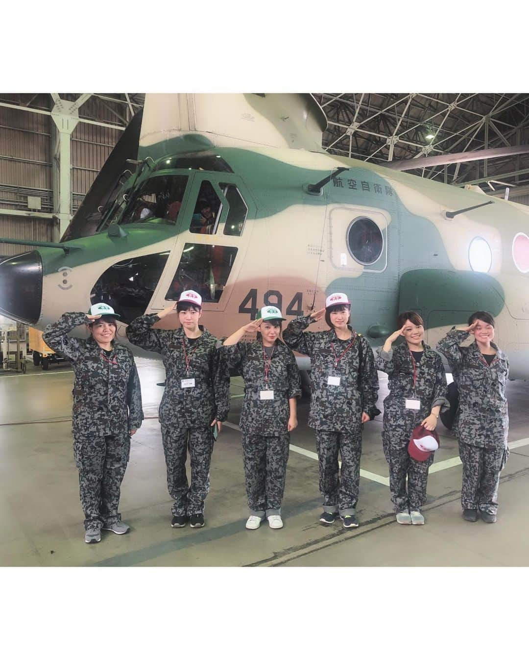 山田菜々さんのインスタグラム写真 - (山田菜々Instagram)「今日は入間基地航空自衛隊の体験ツアーに行ってきました☺︎ 自衛隊というと、怖い印象とかお堅い印象があったけどもうこれはなんという間違いだったのだと思うほどイメージはひっくり返った☺︎ 輸送ヘリコプター #CH47J 通称 #チヌーク に搭乗体験ができたりその他にも #C1輸送機 中等練習機 #T4 のコックピットに座ったりなどなど。  飛行機に詳しくないわたしもさすがに映画で見たりもはや見たことのない形のものを目の当たりにしてテンション上がった☺︎笑  ごはんも航空自衛隊はからあげを推しているらしく #空自空上げ をお昼にいただきましたっ💜  災害時、なにかあったときに人を国を守るため日々訓練をつみ、まっすぐに任務を遂行する #航空自衛隊 のみなさんの姿はかっこよく頼もしく、そして感謝の気持ちでいっぱいになりました☺︎ この模様は #AbemaTV の #abemaprime で放送されます。 7/9予定です。  何もないことが一番良いのだけれど、いざというときに頼れる存在を改めて心強く思いそしてたくさんの方に自衛隊の方々の思いが届くといいなと思うので、みなさんぜひ見てください✨  #入間基地 #自衛隊 #ブルーインパルス #✈︎」6月28日 22時51分 - tannana.yamada